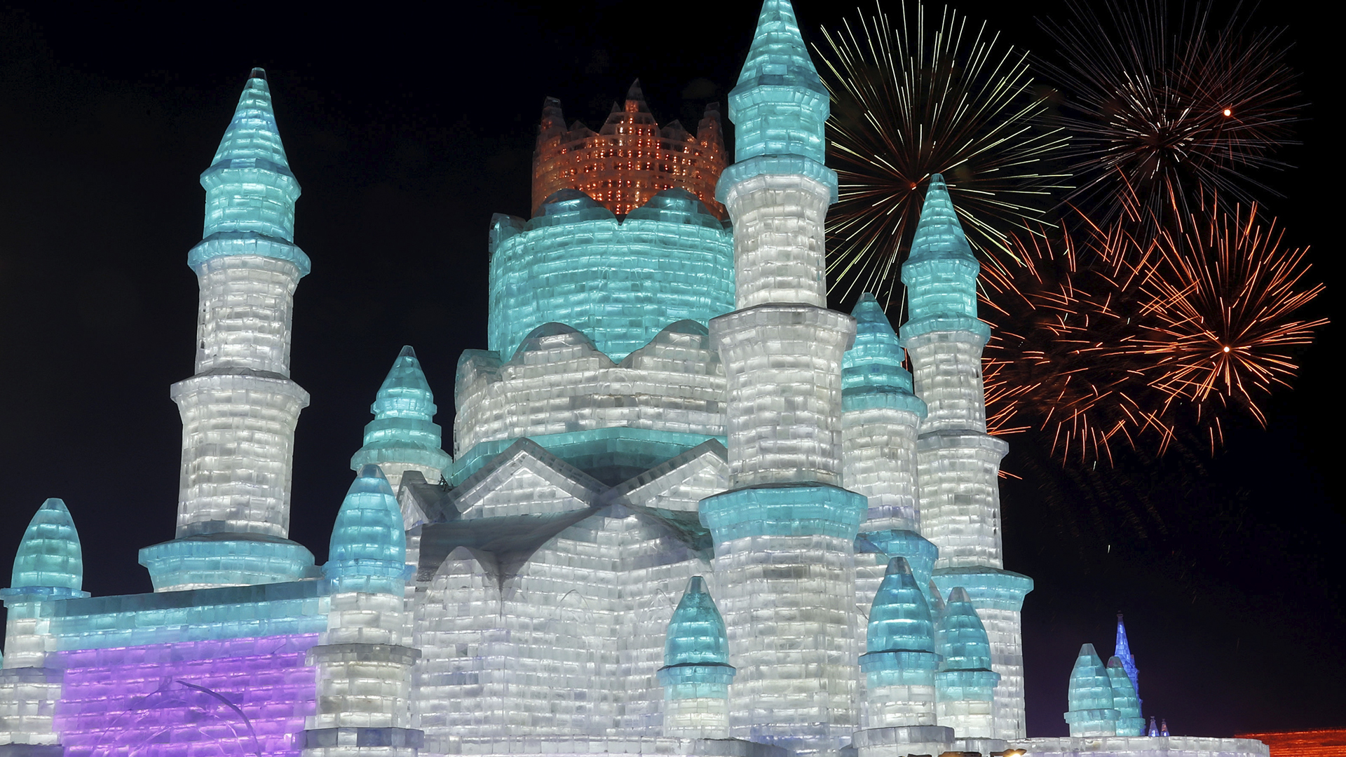 La escultura de un castillo hecho a base de hielo en Harbin