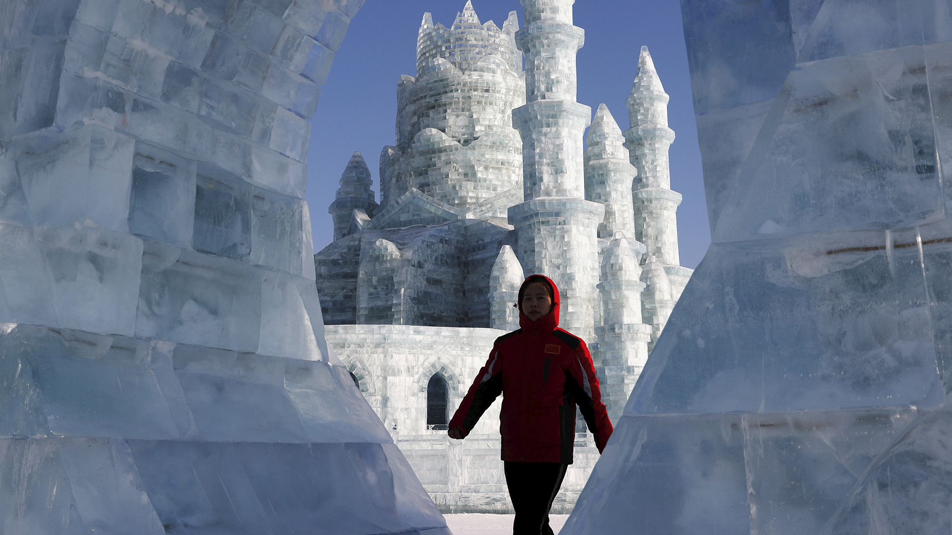 Un visitante camina frente a esculturas de hielo en el festival anual de hielo en Harbin