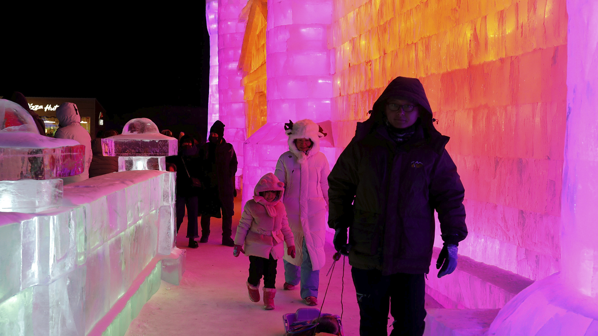 Una familia camina por los pasillos de hielo de Harbin