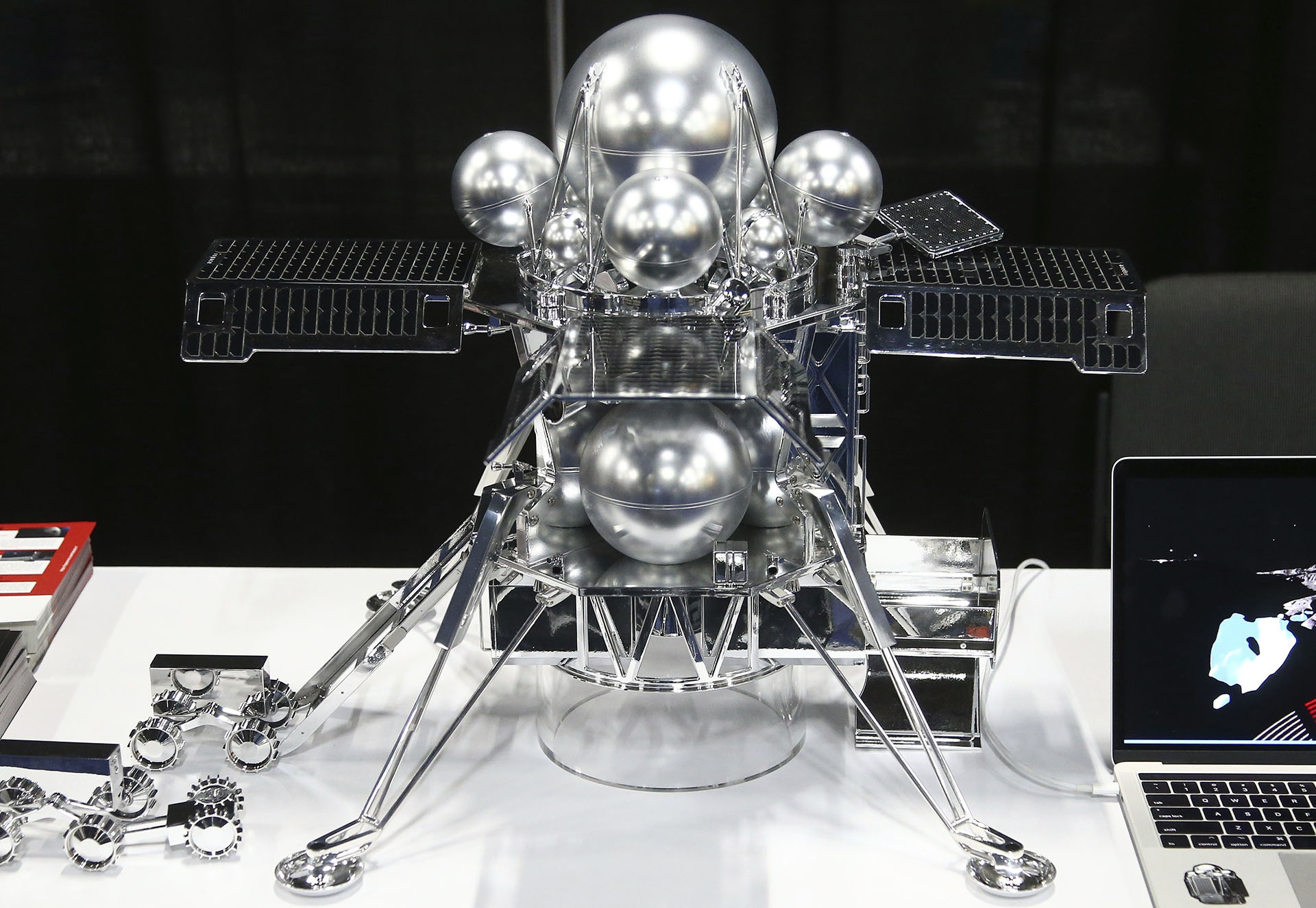 Hakuto-R presentó el robot para misiones lunares que usará Space X. (AP)