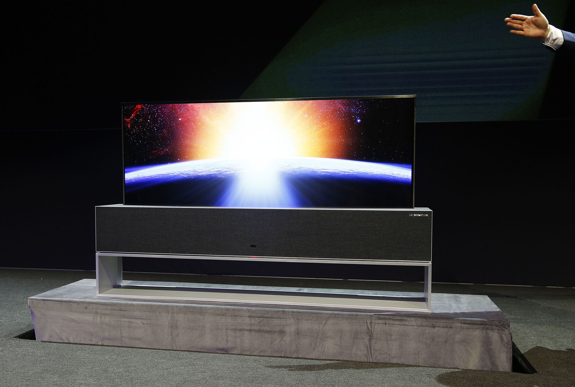 LG presentó su televisor enrollable, que ya había anticipado en la feria CES 2018 (AP)