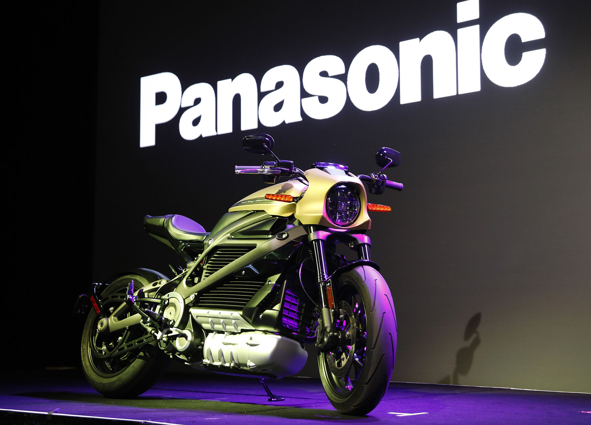 La primera moto eléctrica Harley Davidson en el stand de Panasonic.