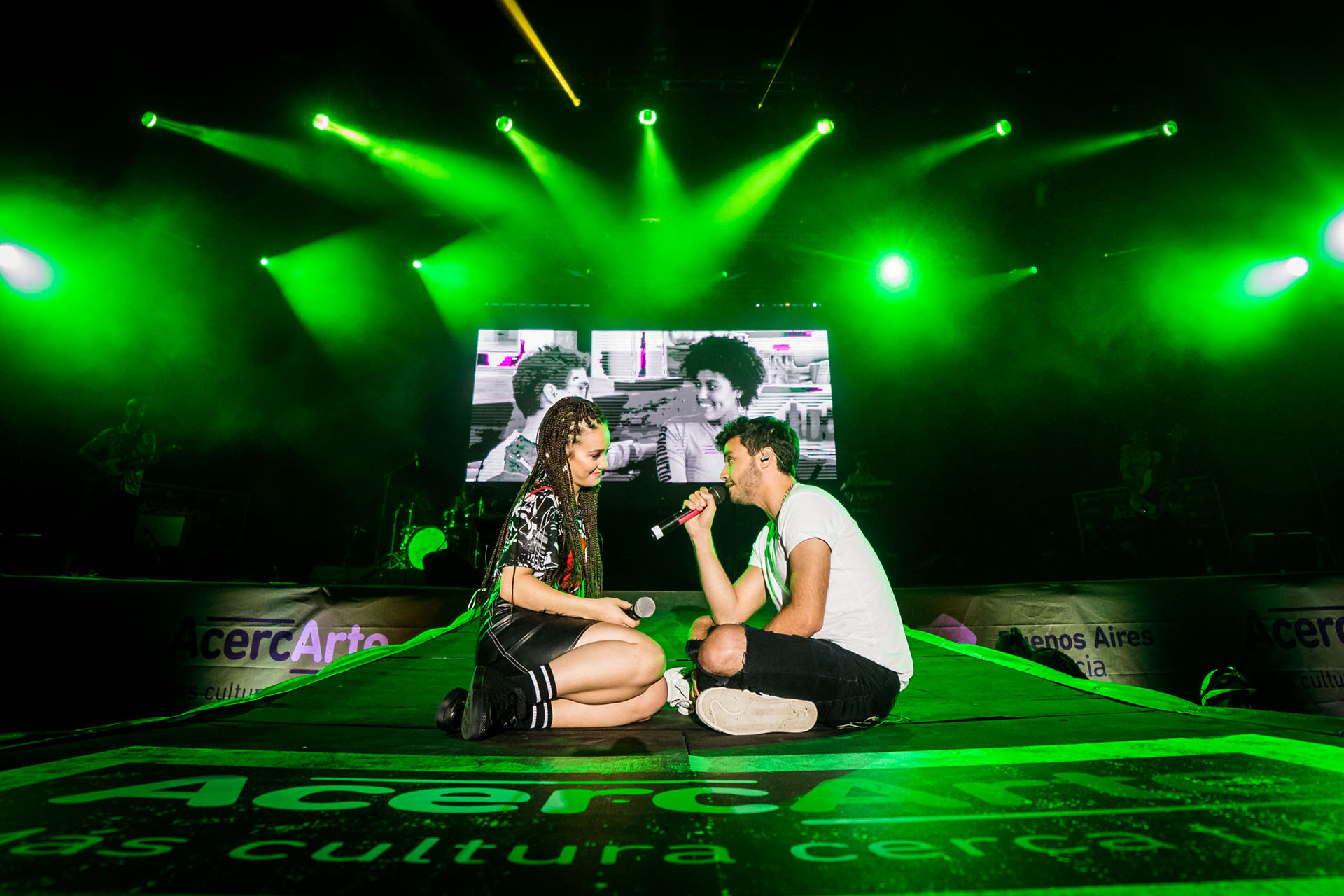 Ángela Torres y Agustín Casanova, de nuevo juntos, como en los meses de “Simona”. Ocurrió en el show que la cantante brindó en Camet, Mar del Plata, abriendo el ciclo AcercArte. Y que contó con un invitado especial: su ex compañero (¿y otro tipo de ex más…?). El verde de la iluminación no es casual: desde la lucha por la legalización del aborto, con ese color se identifica Ángela. Vale