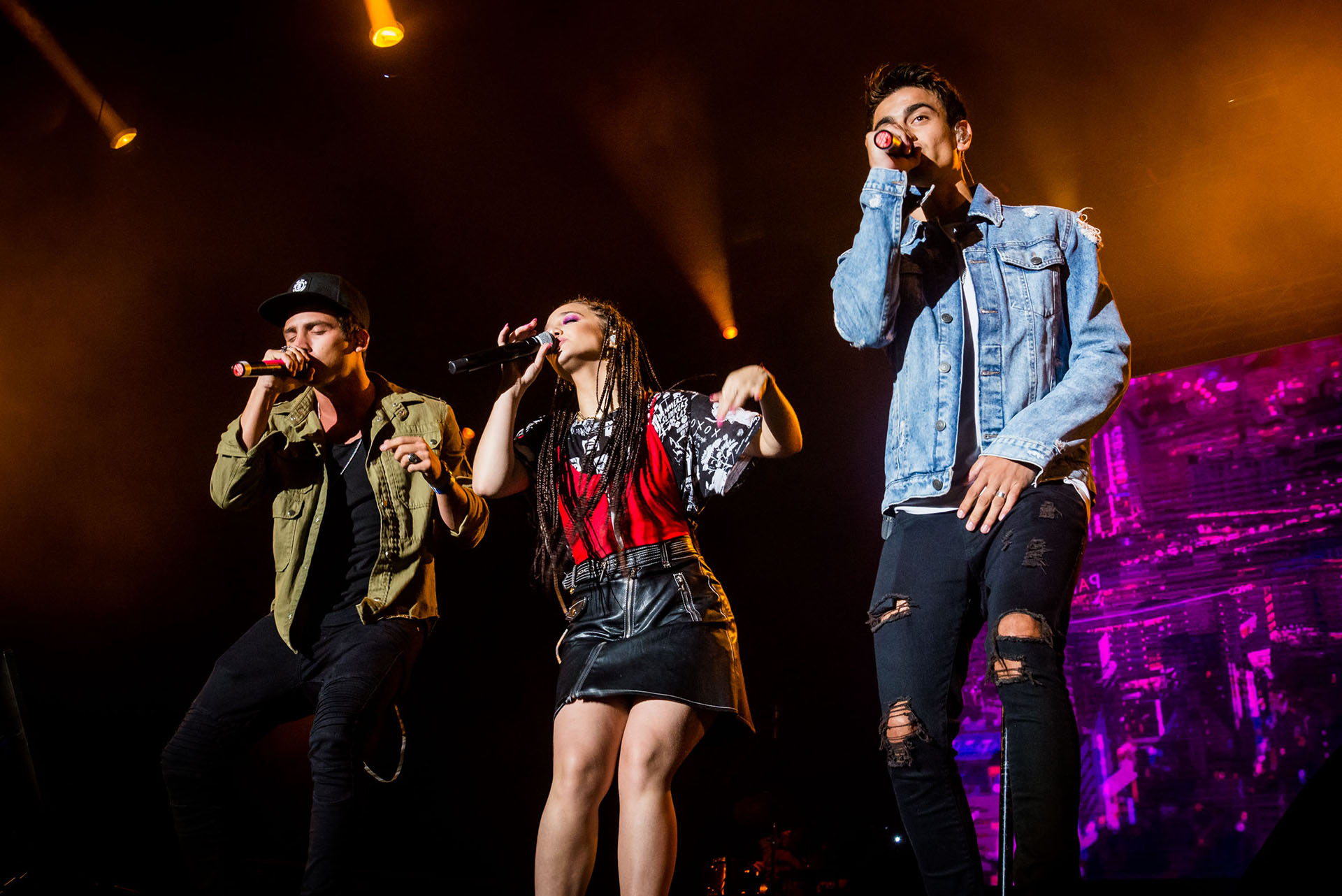 Maxi Espindola y Agus Bernasconi (quien también actuó en “Aliados”), los dos chicos que componen el grupo MYA, se introdujeron en el escenario con la cantante de “Un santito”