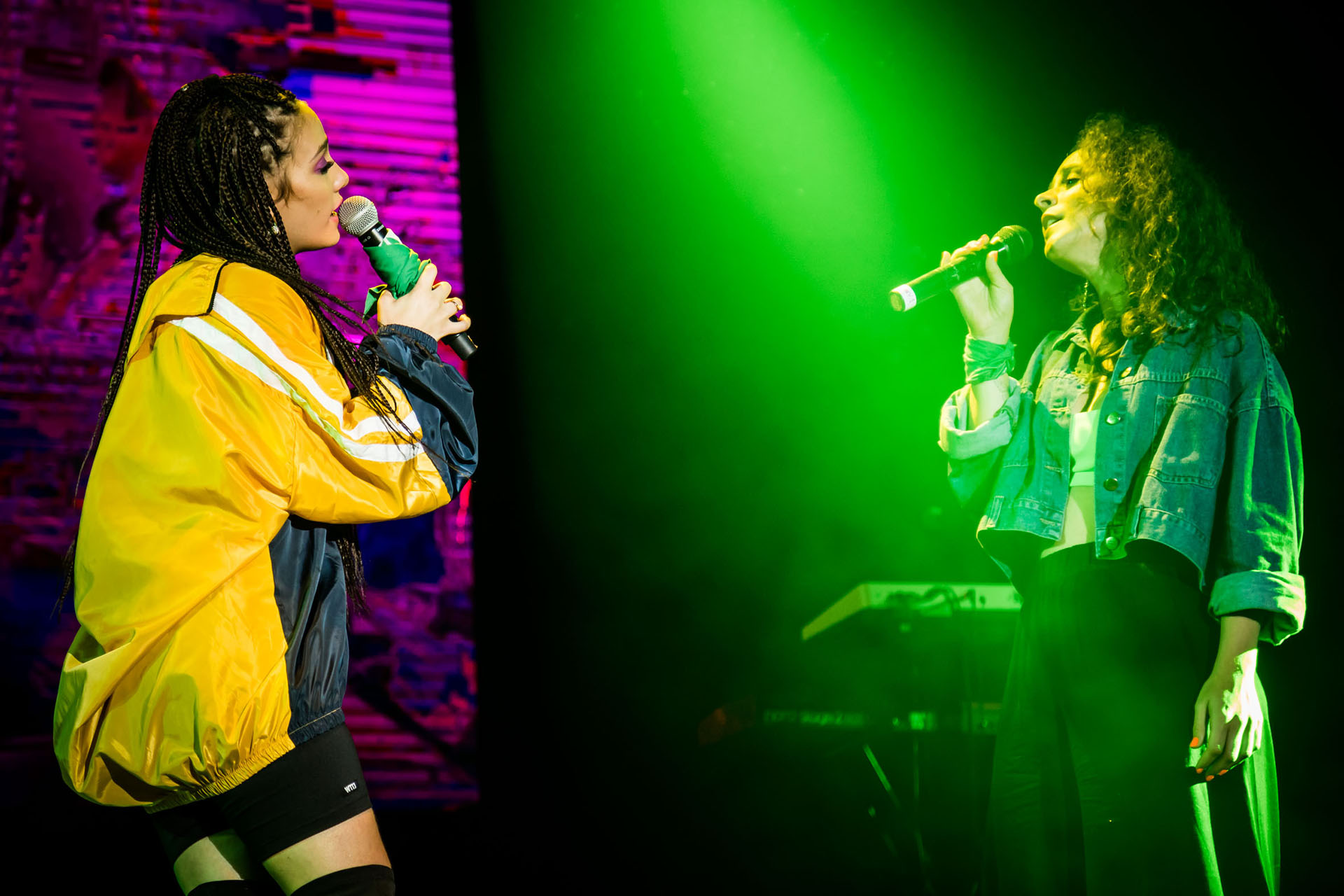 Tras un cambio de vestuario, la vocalista Mery Granados (compositora de “Con las alas puestas”) hizo un dueto con la protagonista de la noche del ciclo AcercArte
