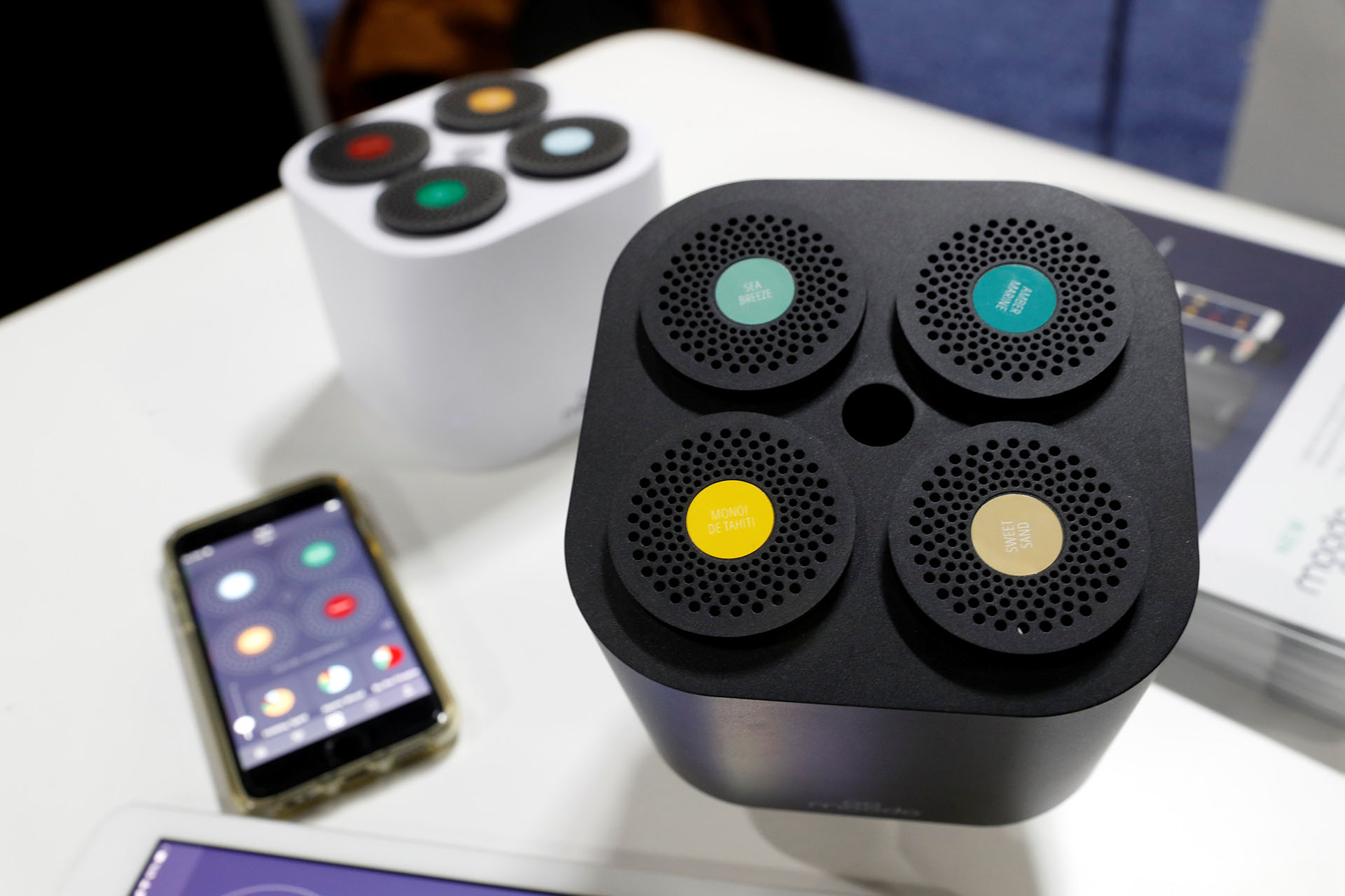 Un difusor de fragancias para el hogar que permite mezclar y crear esencias a través de una app (REUTERS/Steve Marcus)