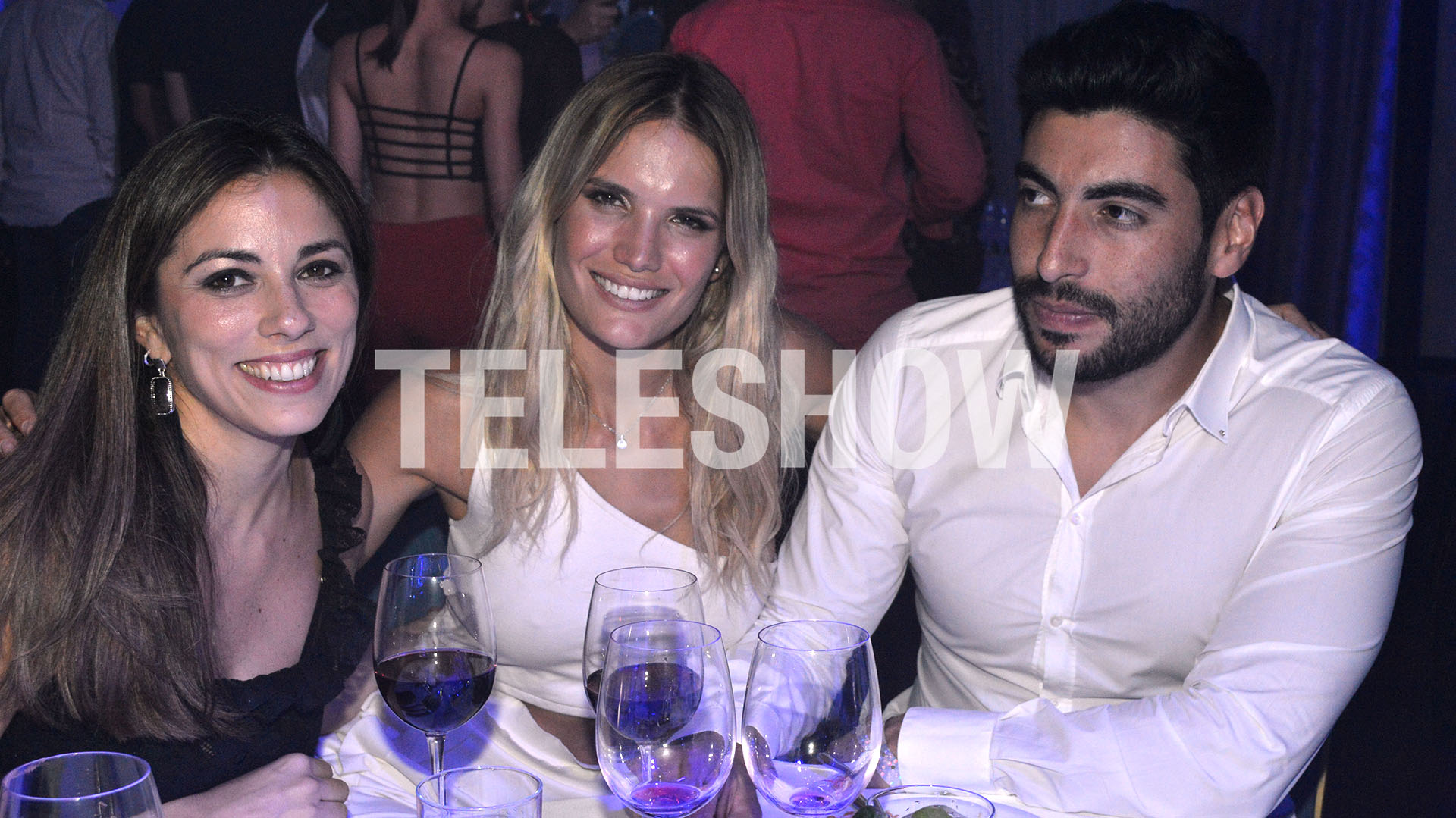 Eva Bargiela, acompañada por una amiga, y Facundo Moyano, en la cena del Mar del Plata Moda Show (Foto: Eduardo Aguada)