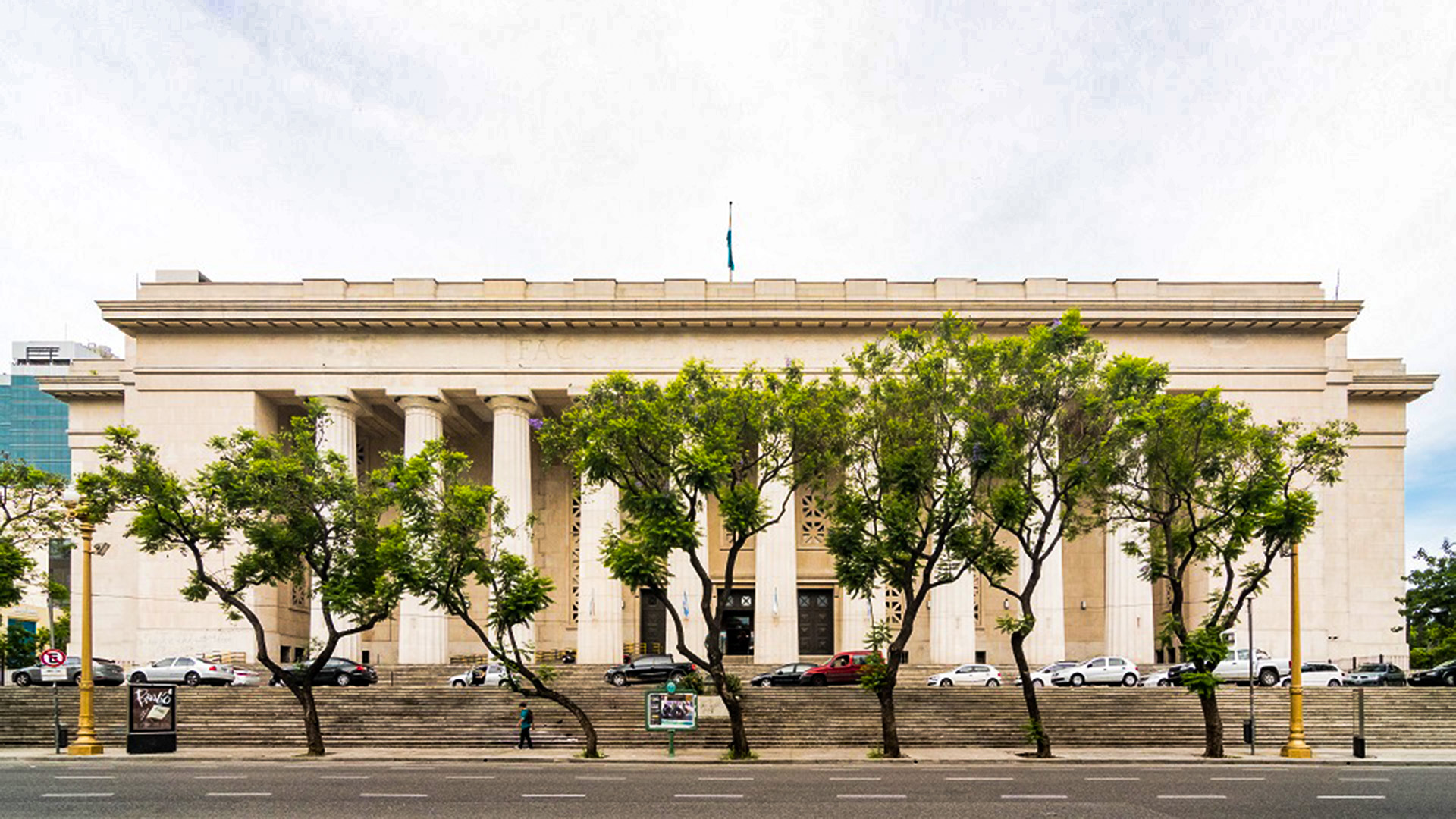 El edificio de la Facultad de Derecho de la UBA, ubicado desde 1949 sobre la Avenida Figueroa Alcorta, está dentro de uno de los circuitos guiados