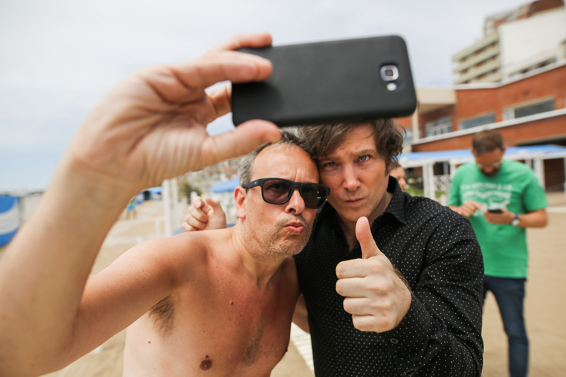 El economista Javier Milei posa para una foto con un admirador (Foto: Christian Heit)