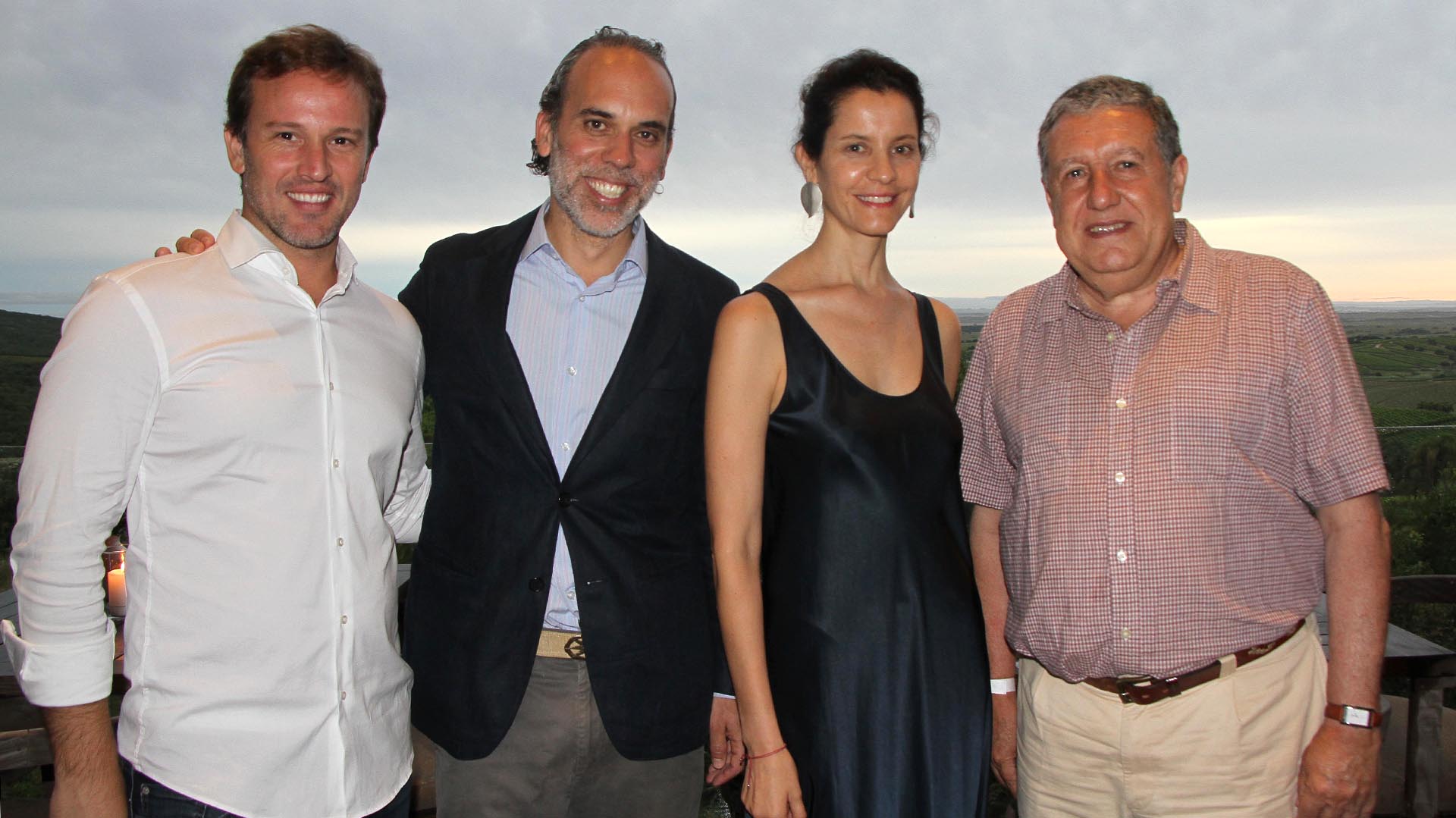Carlos Gareis junto a Richard Willmott, su mujer Carolina, y Ramón Puerta, embajador de Argentina en España