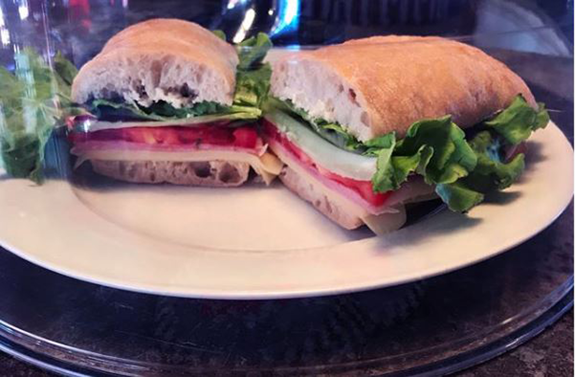Un clásico de Rex, jamón, queso, lechuga y tomate en pan ciabatta