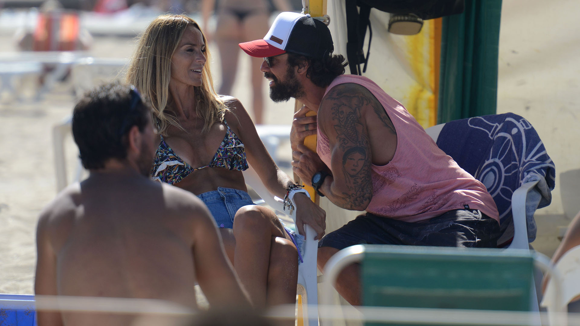 Parece que él avanzara, en plena maniobra de seducción. Y que ella, conocedora del juego, se dejara impresionar. Pero no… Nada de eso. Cuando esta imagen fue capturada por el fotógrafo de Telesow, Sabrina Rojas y Luciano Castro ya estaba separados, luego de nueve años. Entonces, ¿cómo se explica esta foto tomada en Mar del Plata? Quizás, los dos lograron transitar con armonía una ruptura. Tal vez, es apenas un impasse, como los que ya tuvieron… Se sabrá con el tiempo (Foto: Teleshow)