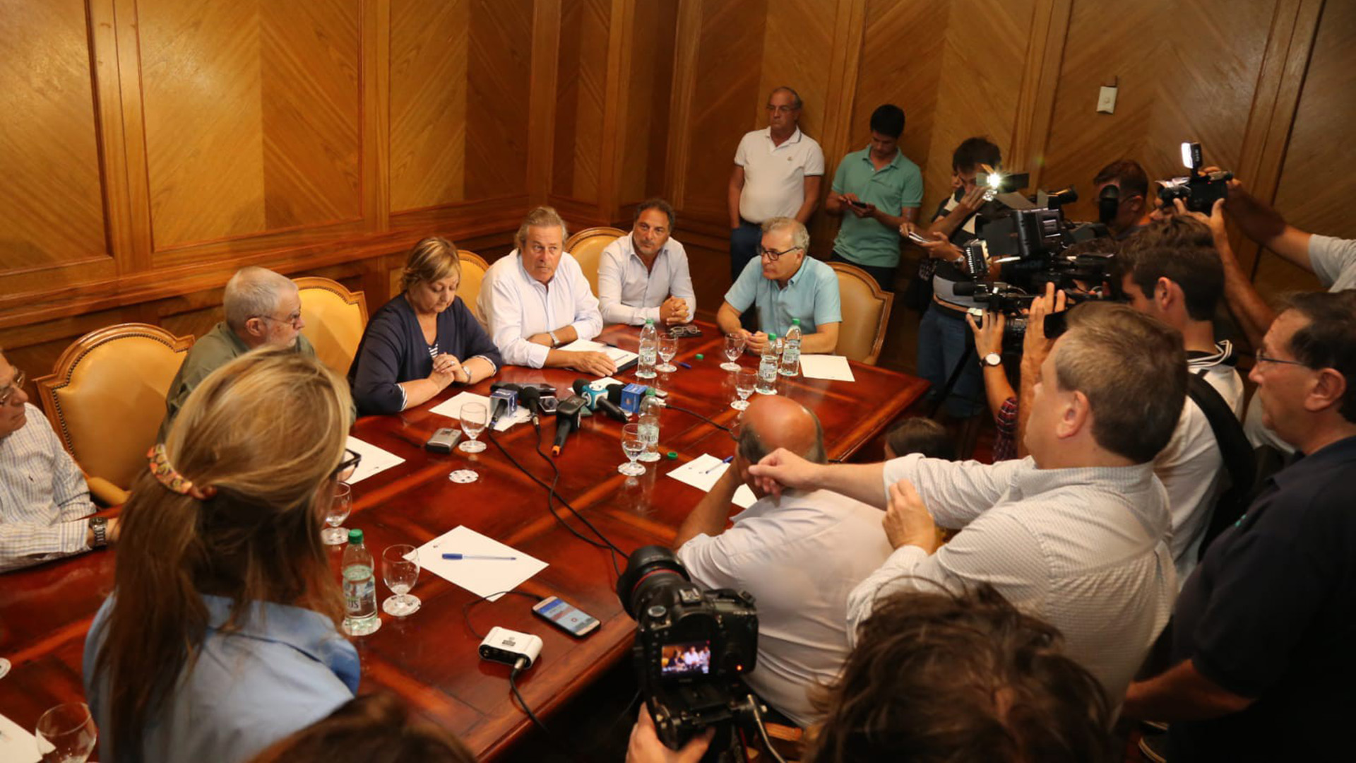 Las autoridades anunciaron que citarán al sector de los grandes supermercados para expresarles su preocupación en el sobreprecio de algunos productos