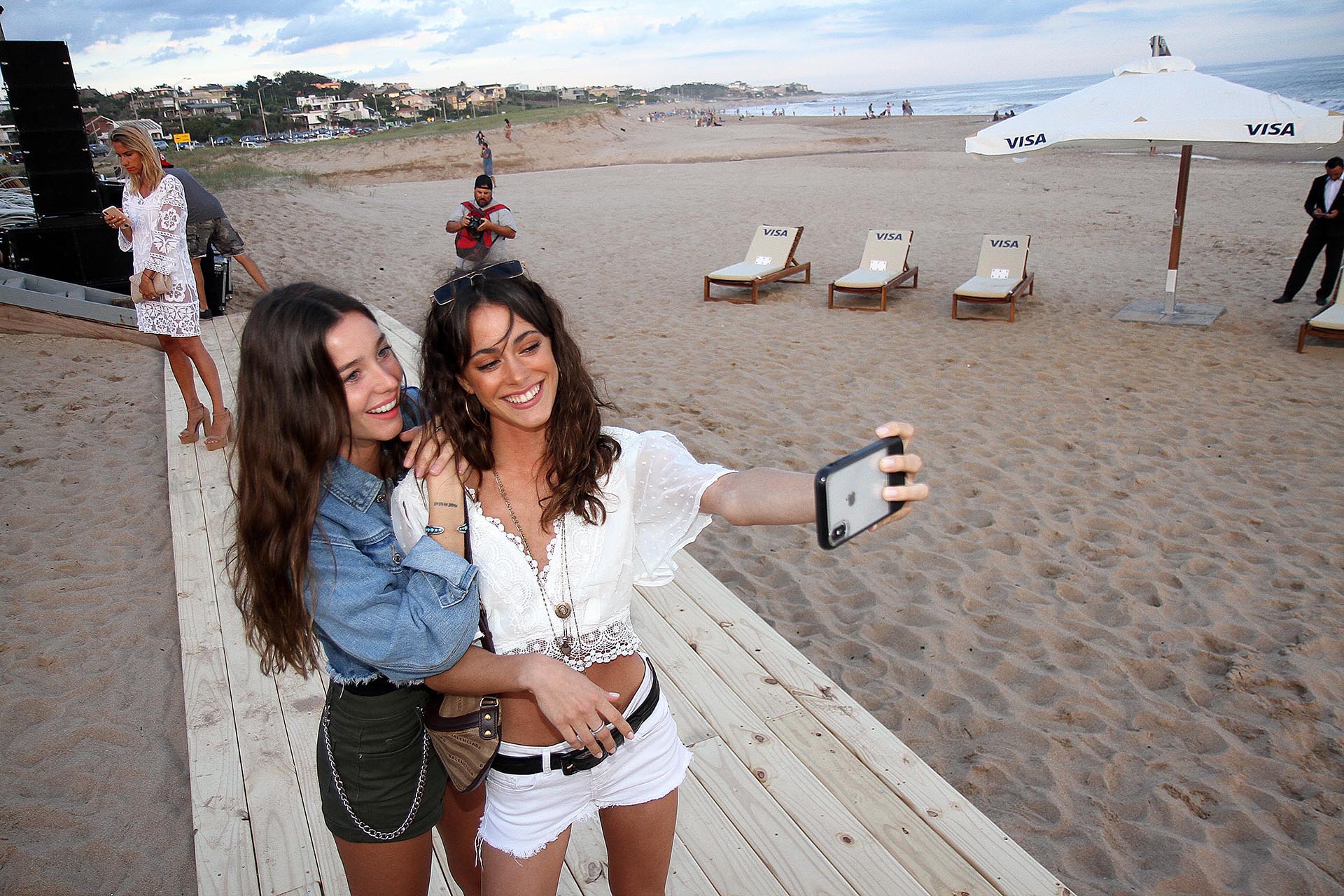 En un increíble atardecer que fusionó playa, moda y gastronomía, VISA llevó a Punta del Este lo mejor de la marca estadounidense, líder en el mundo para todos los amantes de la moda