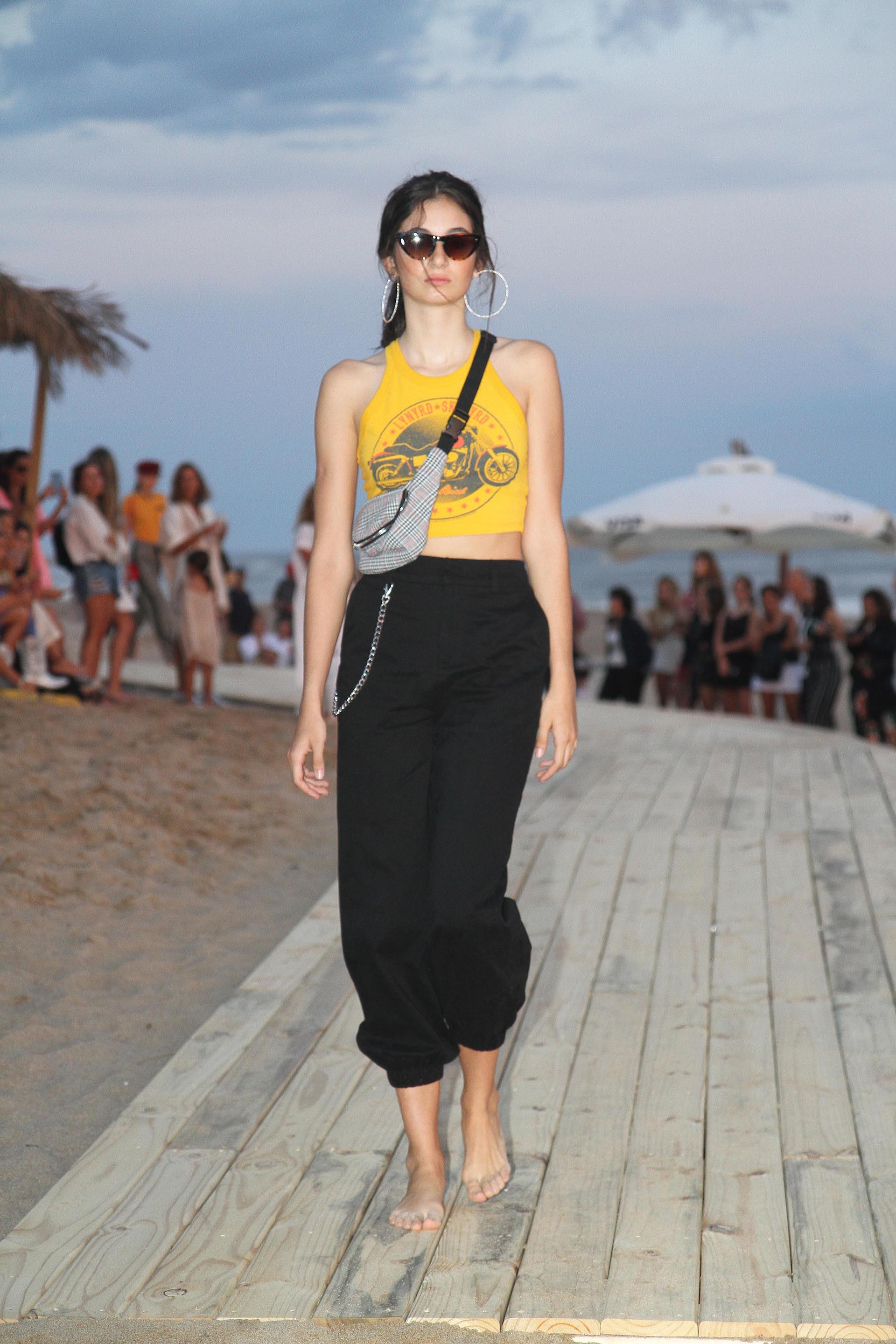Tini Stoessel, Lucía Celasco y Sabrina Garciarena fueron algunas de las celebridades que se sentaron frente a la pasarela -acompañados por influencers y prensa de Argentina y Uruguay- para disfrutar de la colección de estilo urbano, juvenil y descontracturado