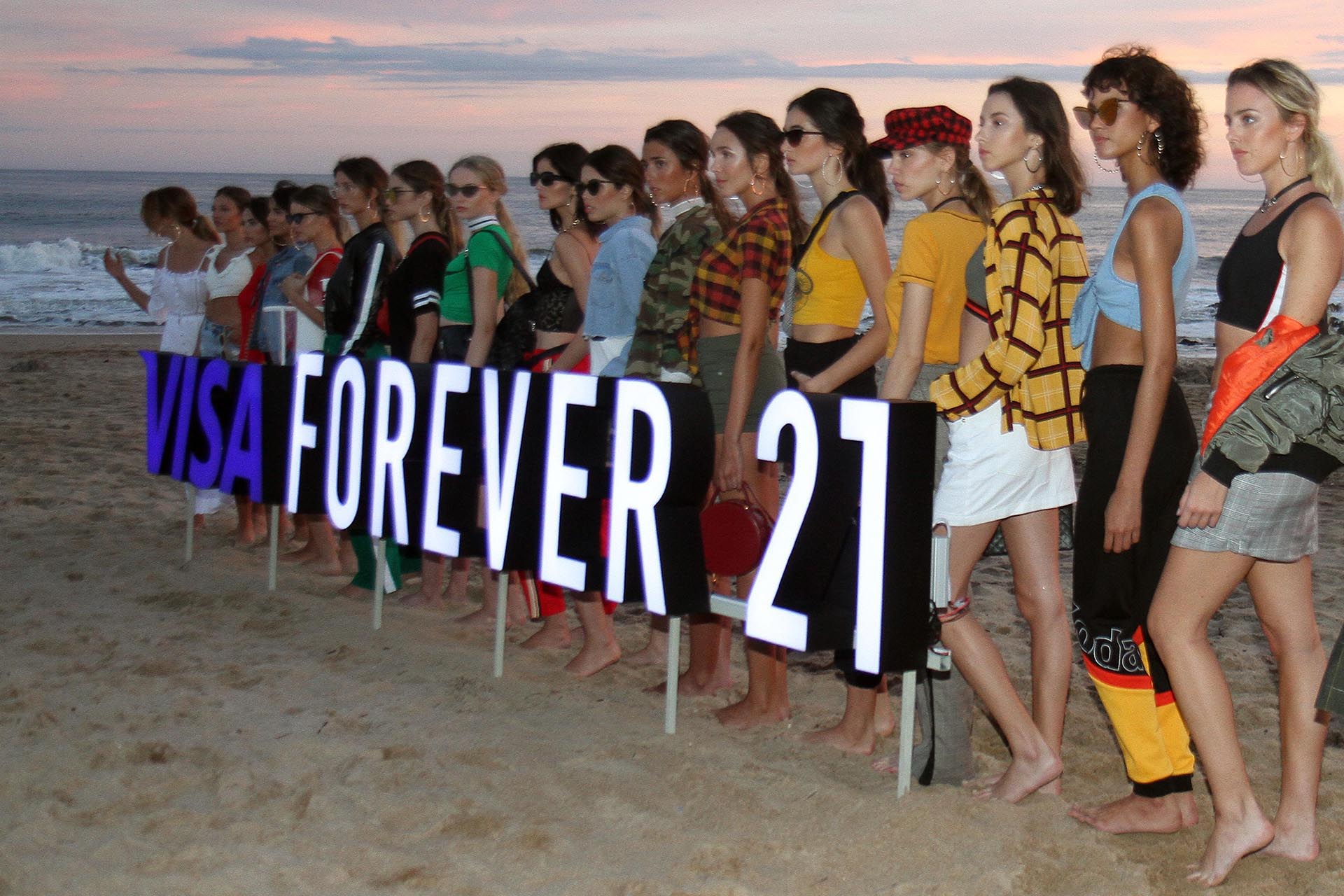 Con un marco natural inmejorable, se montó un desfile en el que Forever 21 mostró las tendencias más fuertes del verano y el pre fall 2019