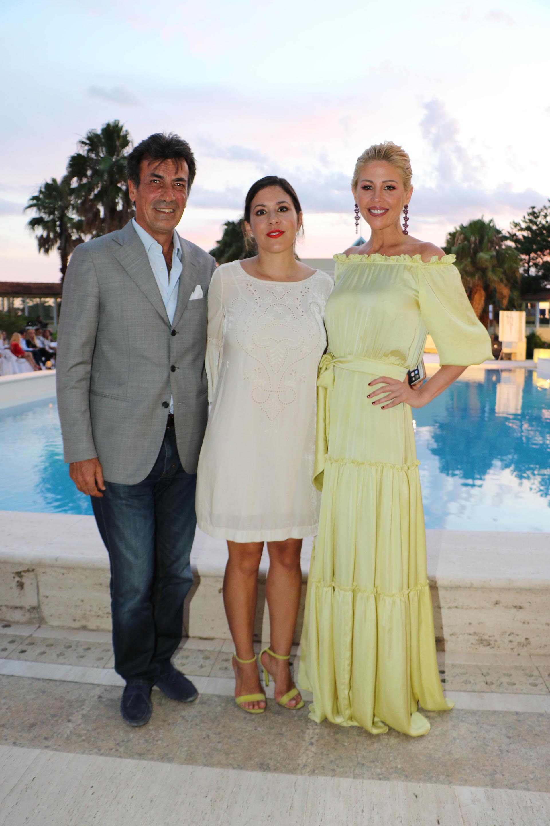 Pier Luigi Taliento, director ejecutivo del Punta del Este Resort & Spa, junto a Carminne Dodero y Barbie Simons