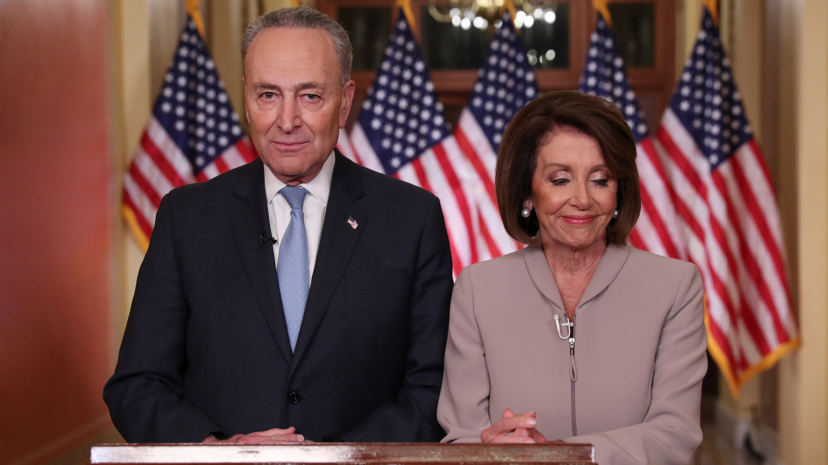 La presidenta de la Cámara de Representantes, la demócrata Nancy Pelosi, junto al líder del partido en el Senado, Chuck Schumer (REUTERS/Jonathan Ernst)
