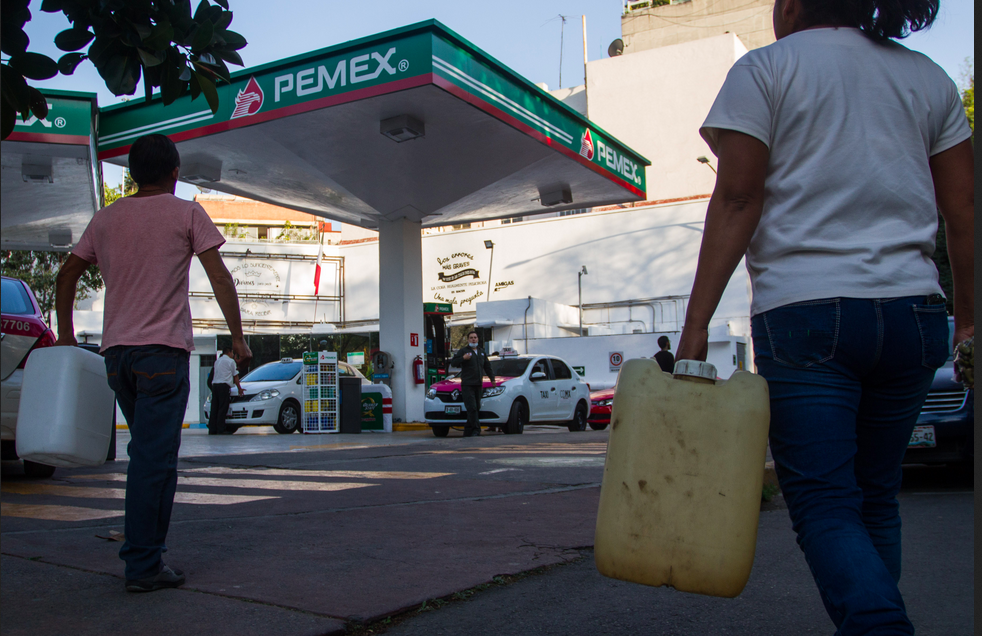 Algunas personas intentaron comprar gasolina en galones (Foto: Cuartoscuro)