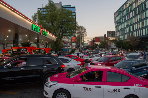 Después de las 22:00 al menos una docena de gasolineras habían cerrado (Foto: Cuartoscuro)