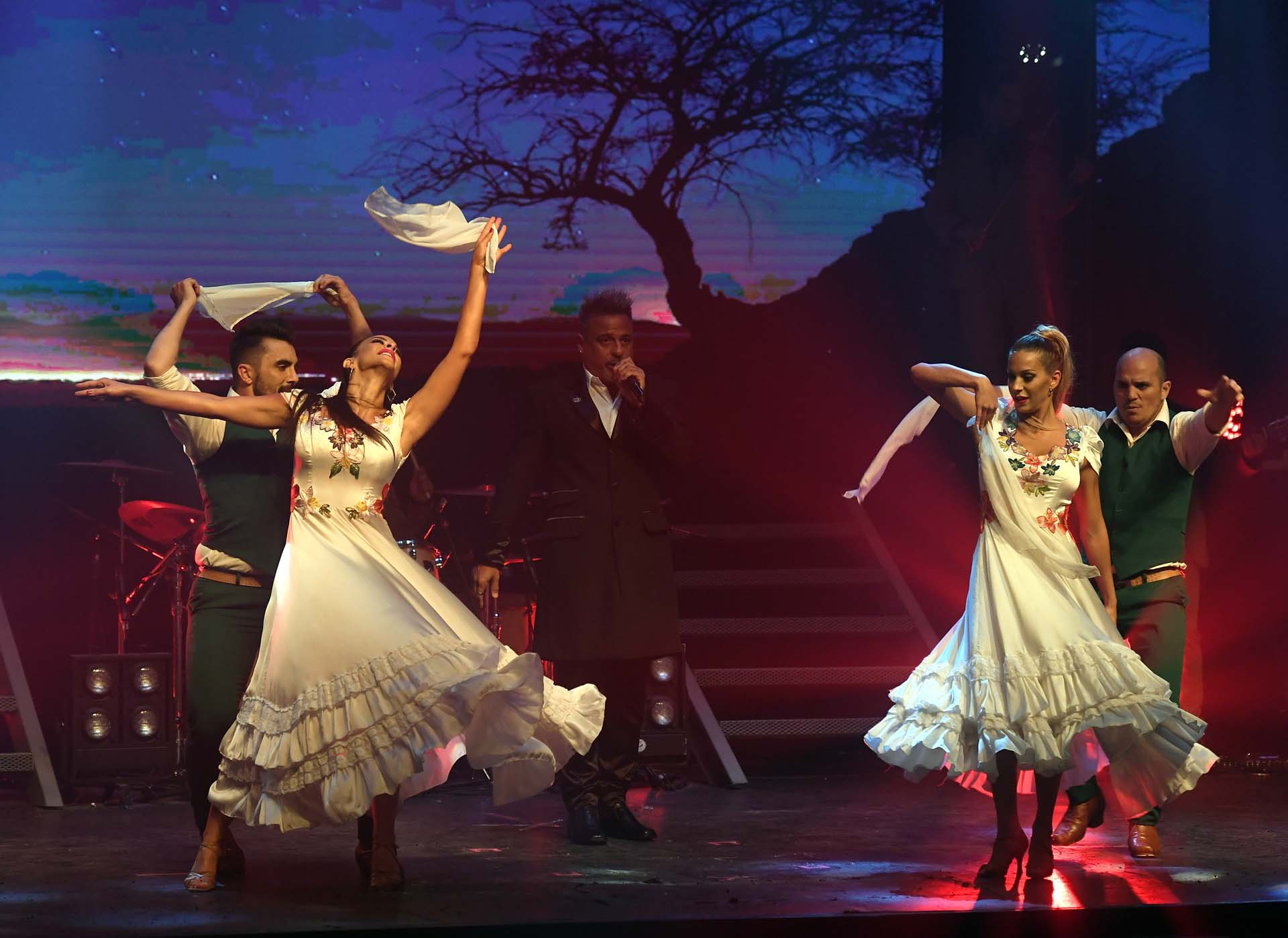Noelia Marzol, Celeste Muriega, Ángel Carabajal y Fernando Bertona bailando al ritmo de la música de Marcelo Iripino