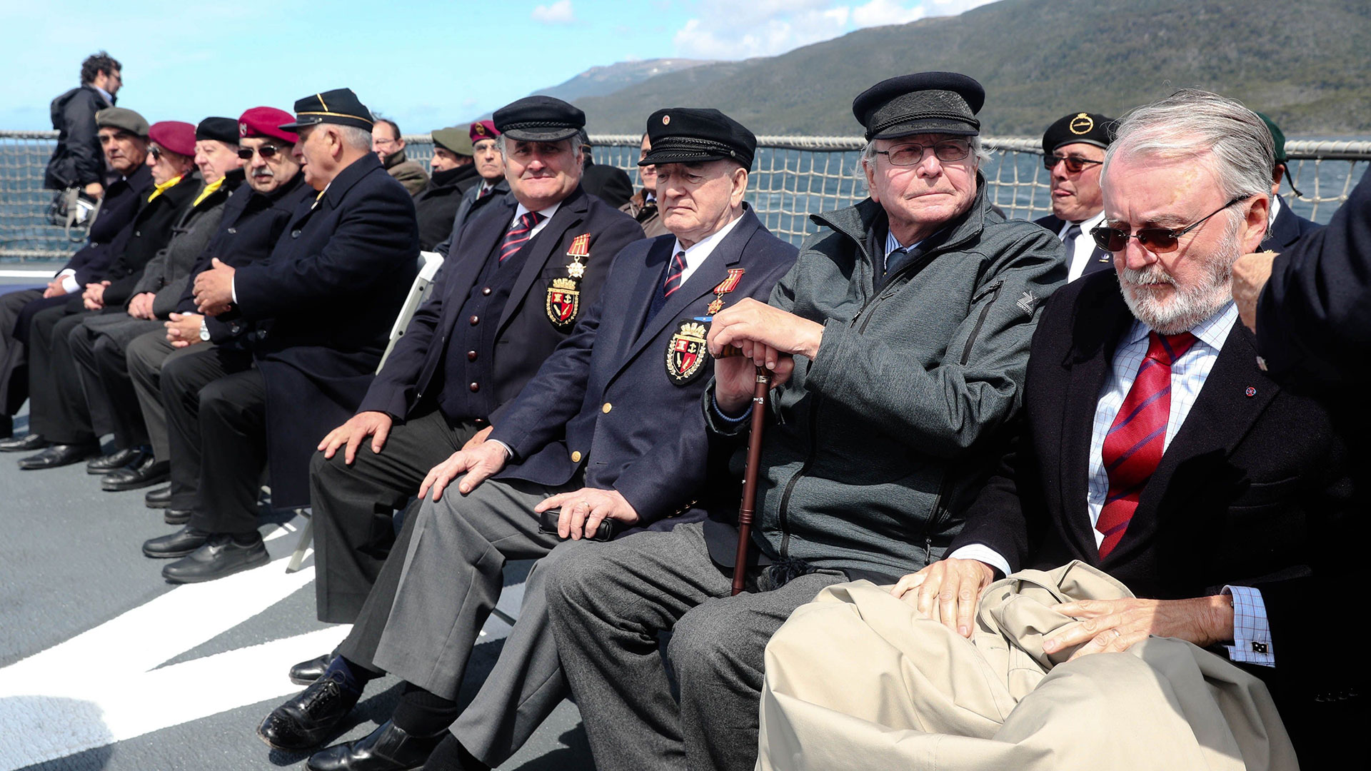 Navegando por el Canal Beagle a bordo del OPV Piloto Pardo para detenerse alrededor del islote Snipe, el mandatario entregó medallas conmemorativas a 30 veteranos (EFE)