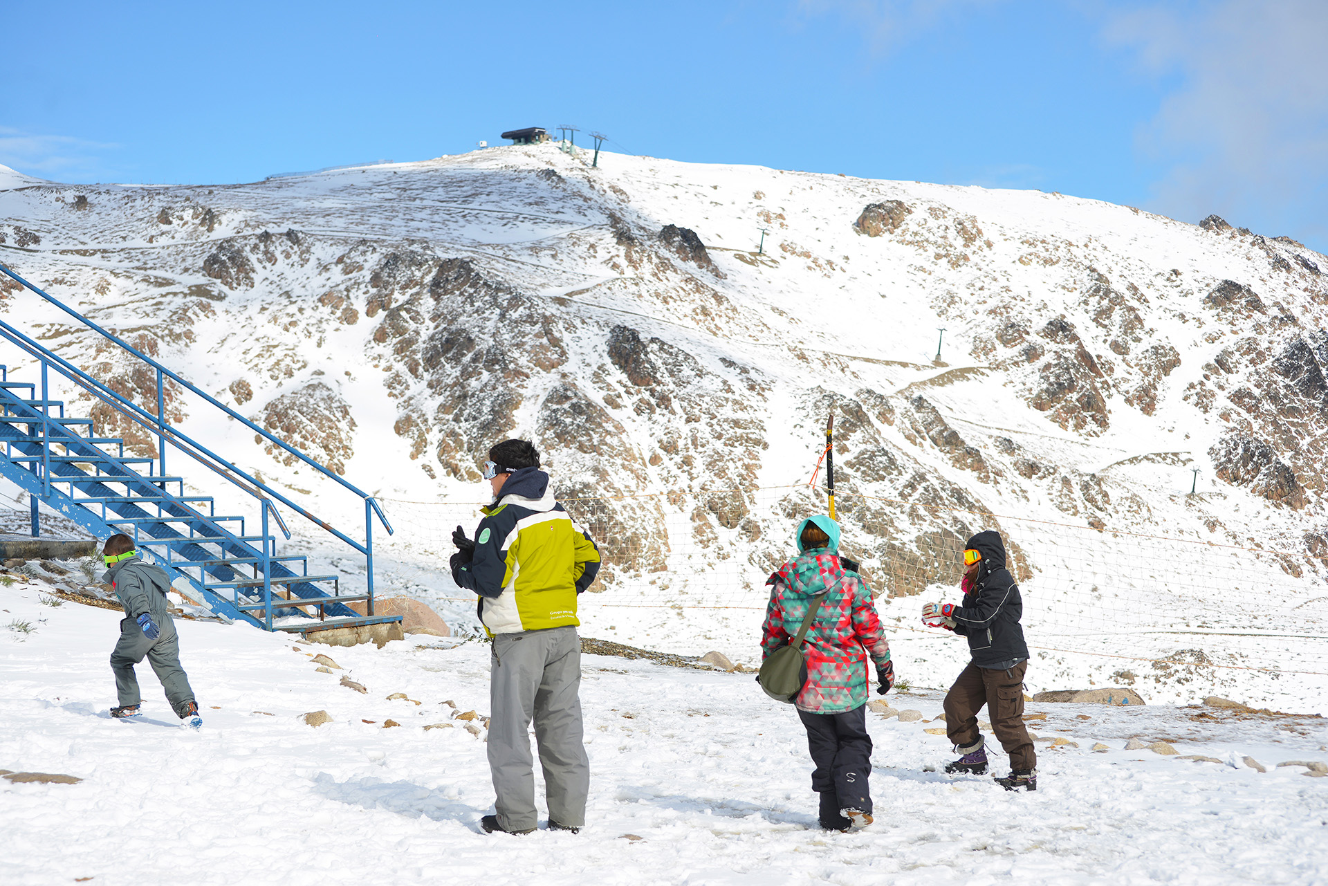 Las acumulaciones de nieve en las altas cumbres alcanzaron los 20 centímetros