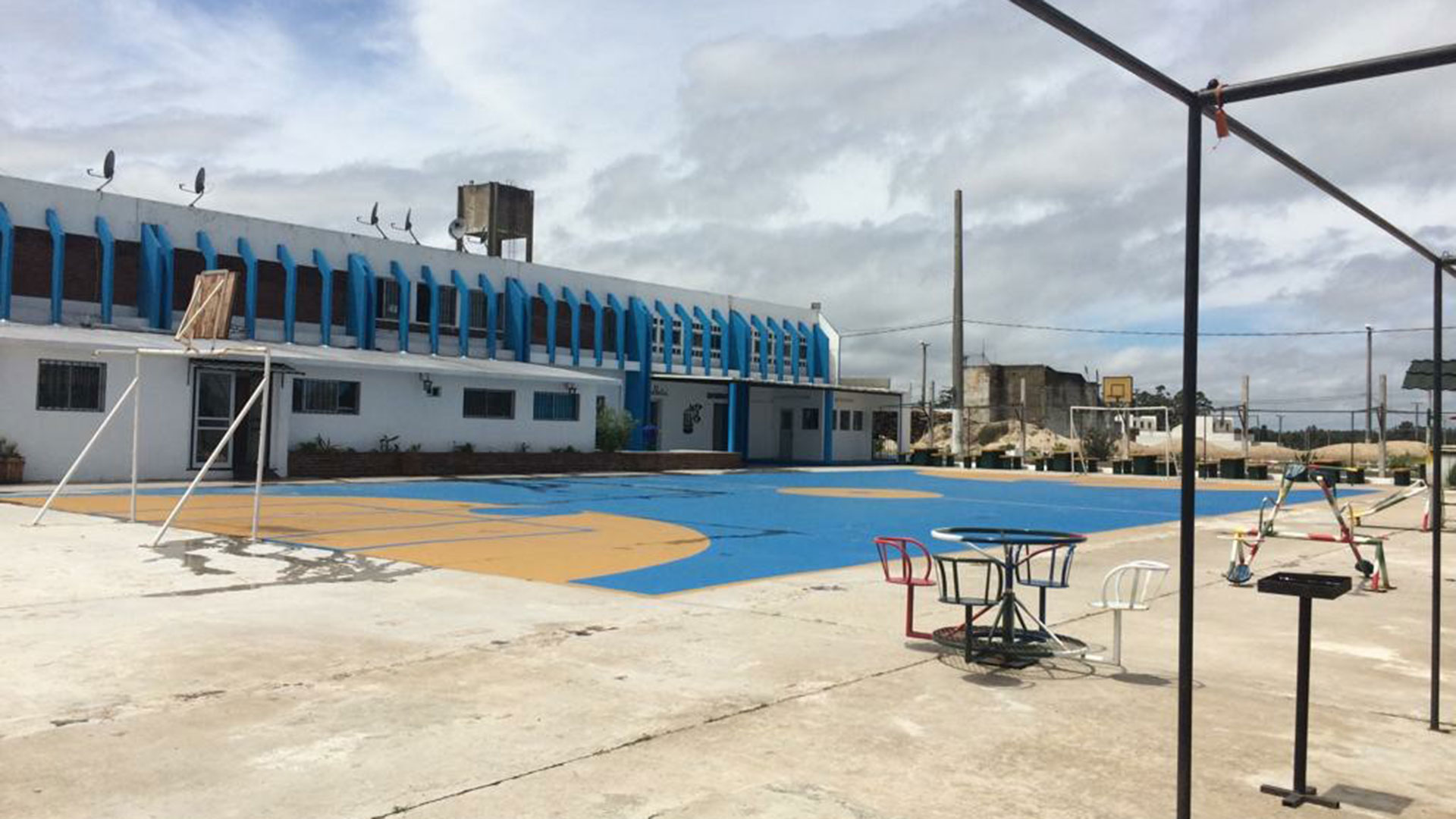 Uno de los pabellones del Polo Industrial en el que se alojan los presos que trabajan