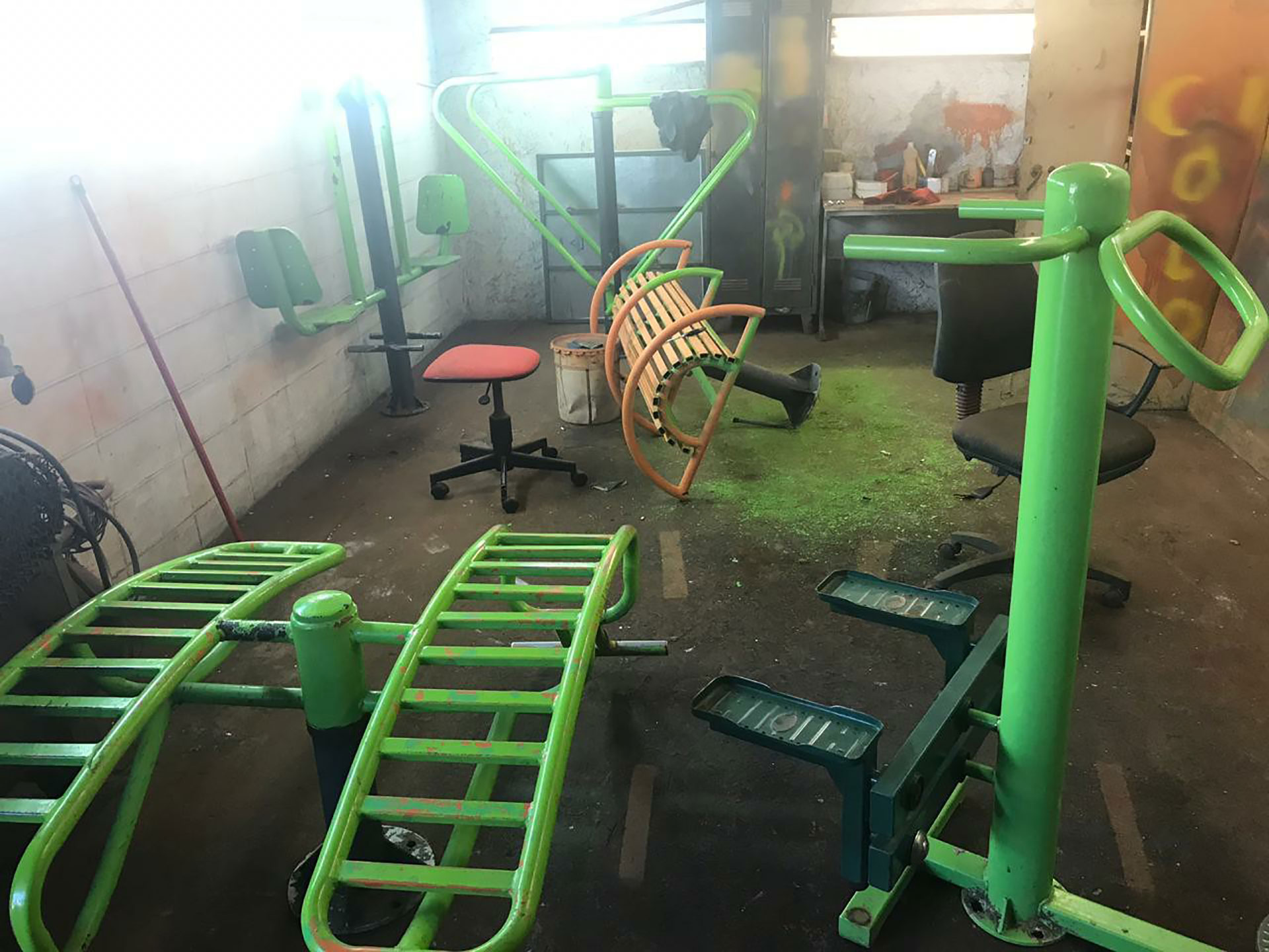 Los juegos de las plazas de Montevideo que se reparan en la cárcel