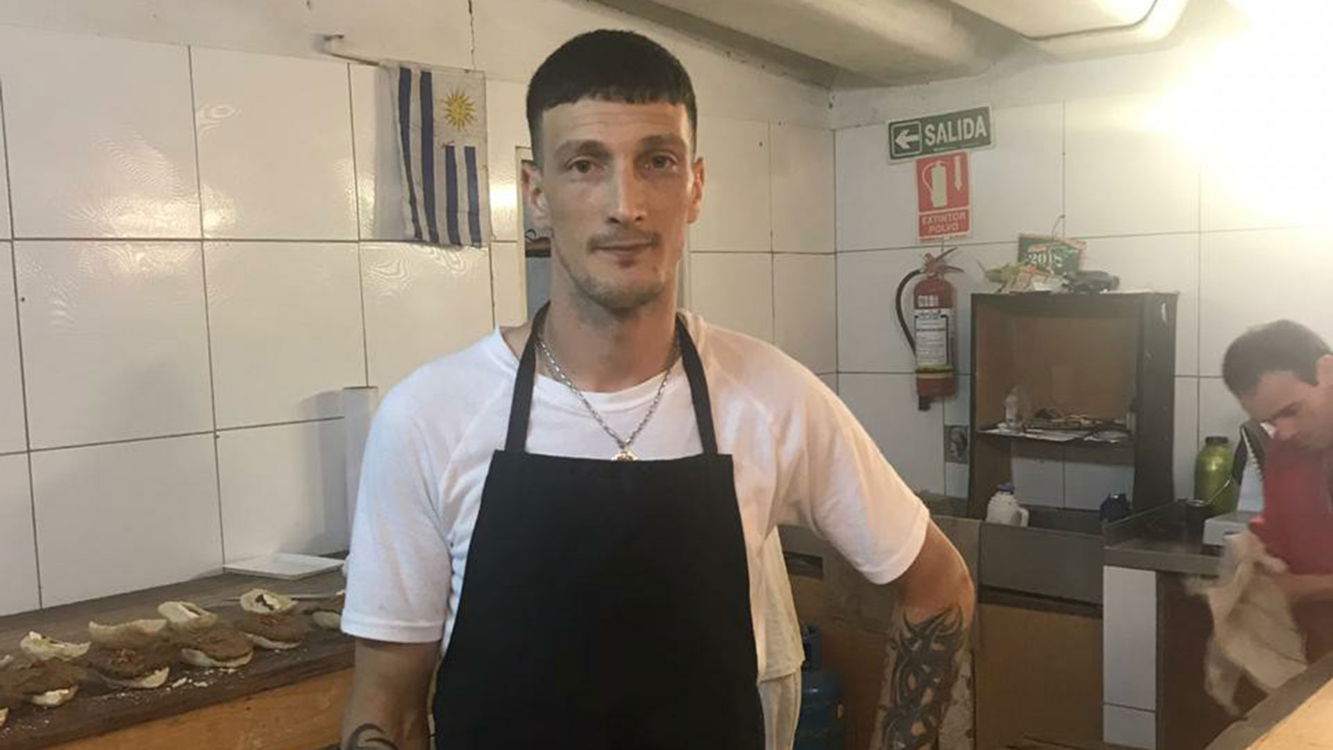 Nelson trabaja en la confitería “La nueva”