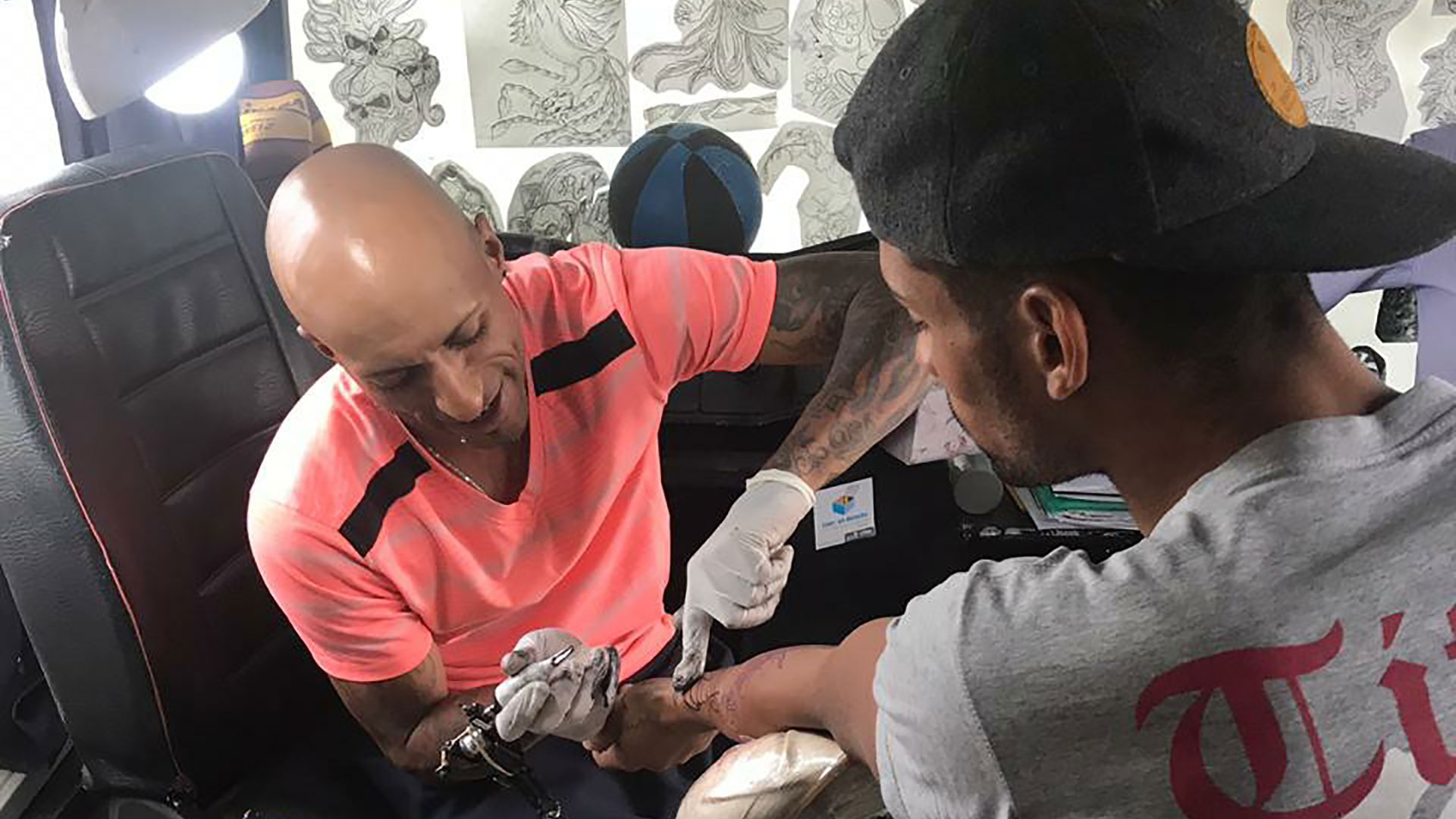 Federico hace tatuajes