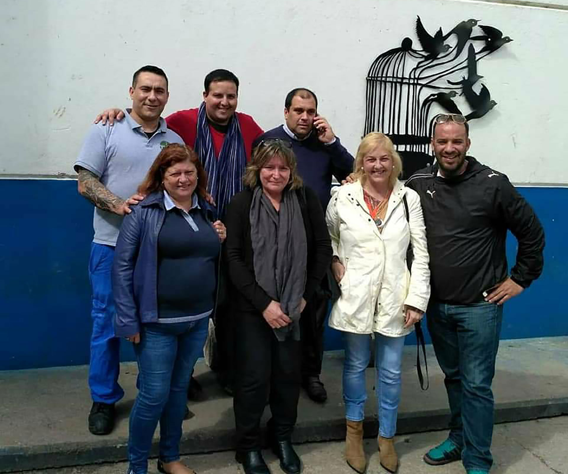 Las fundadores de ASFAVIDE en la cárcel COMCAR con detenidos y autoridades