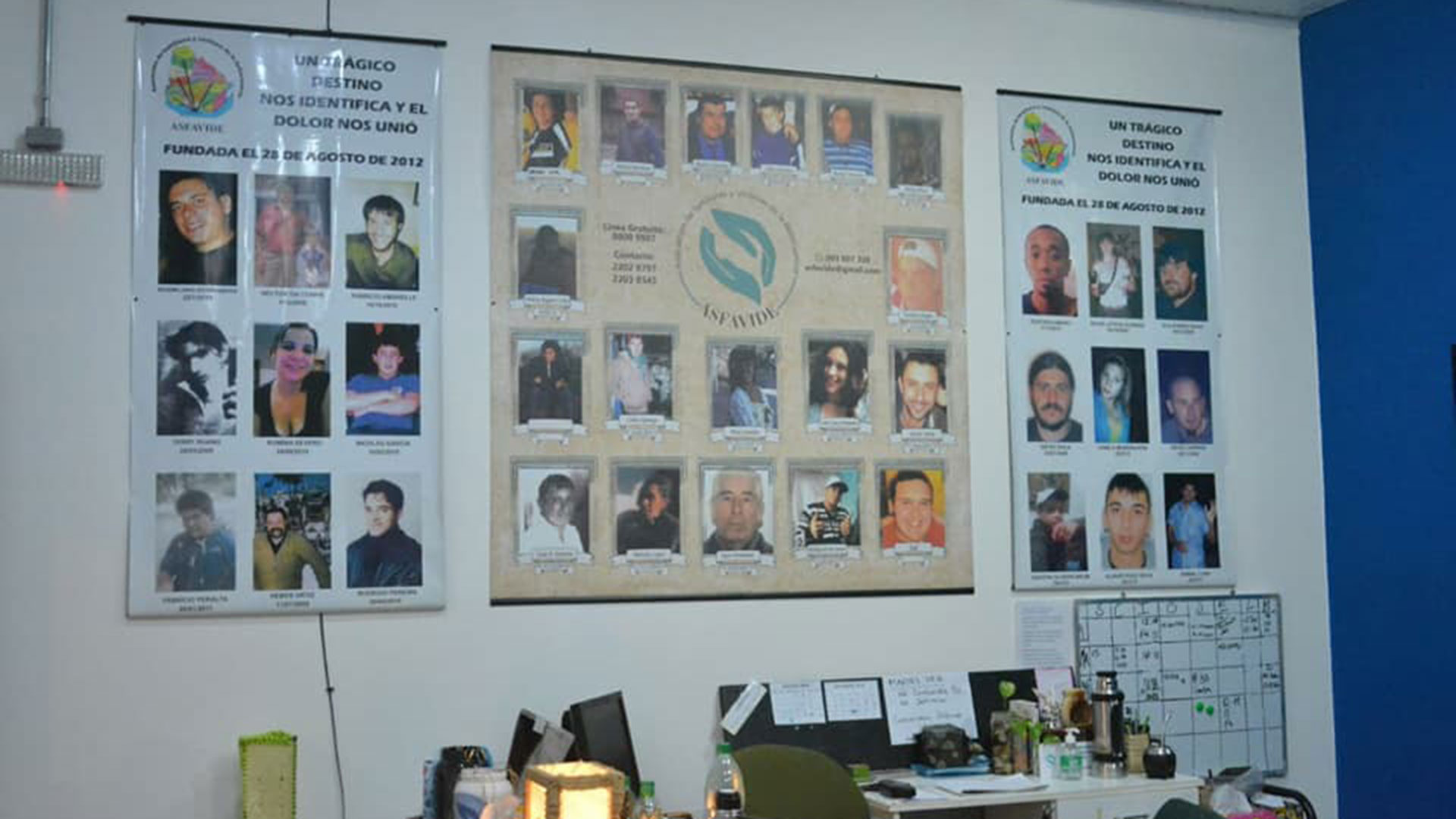 El mural que tiene ASFAVIDE en su sede con las fotos de víctimas de la delincuencia