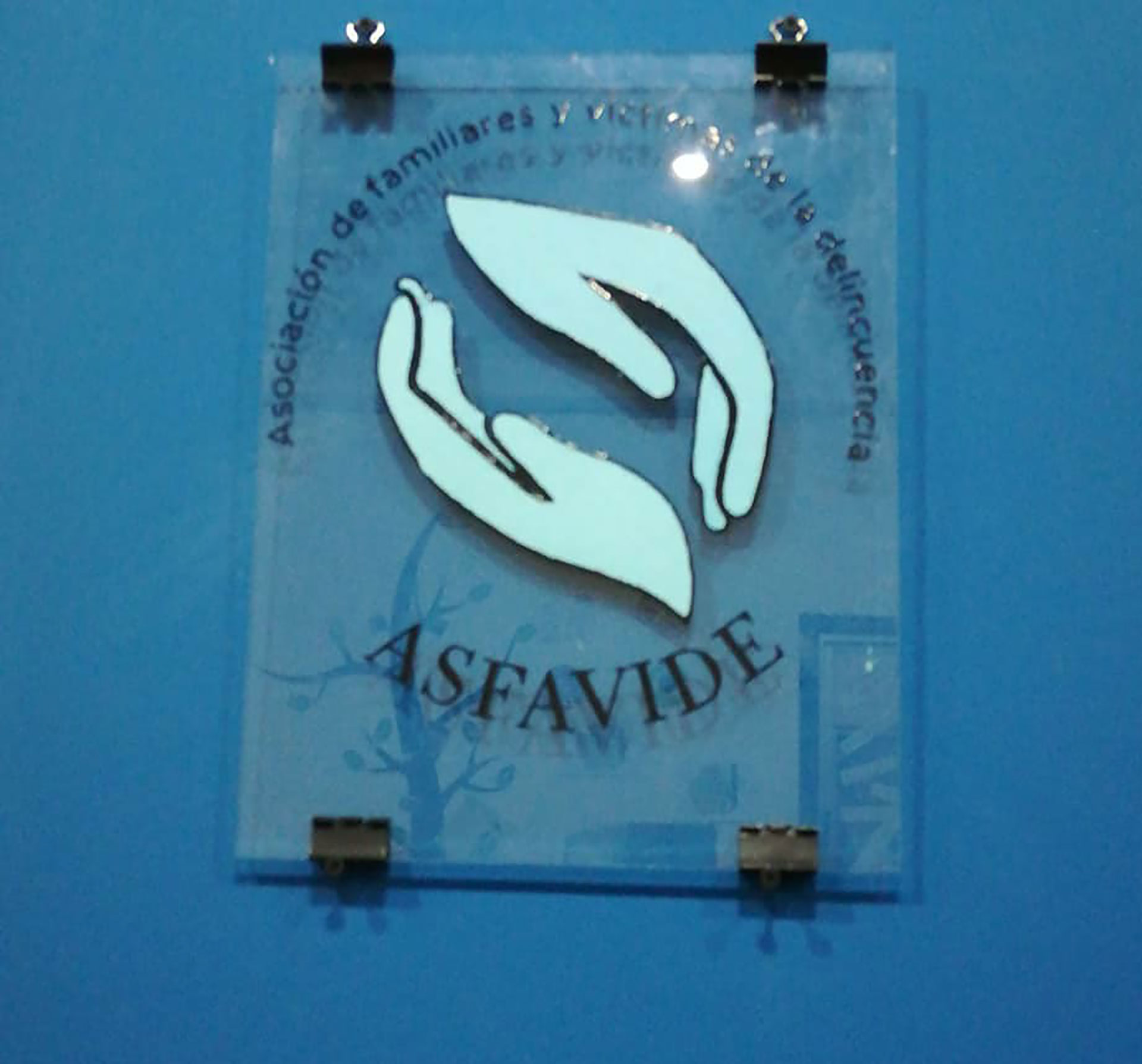 El cuadro que hicieron presos con el logo de la asociación
