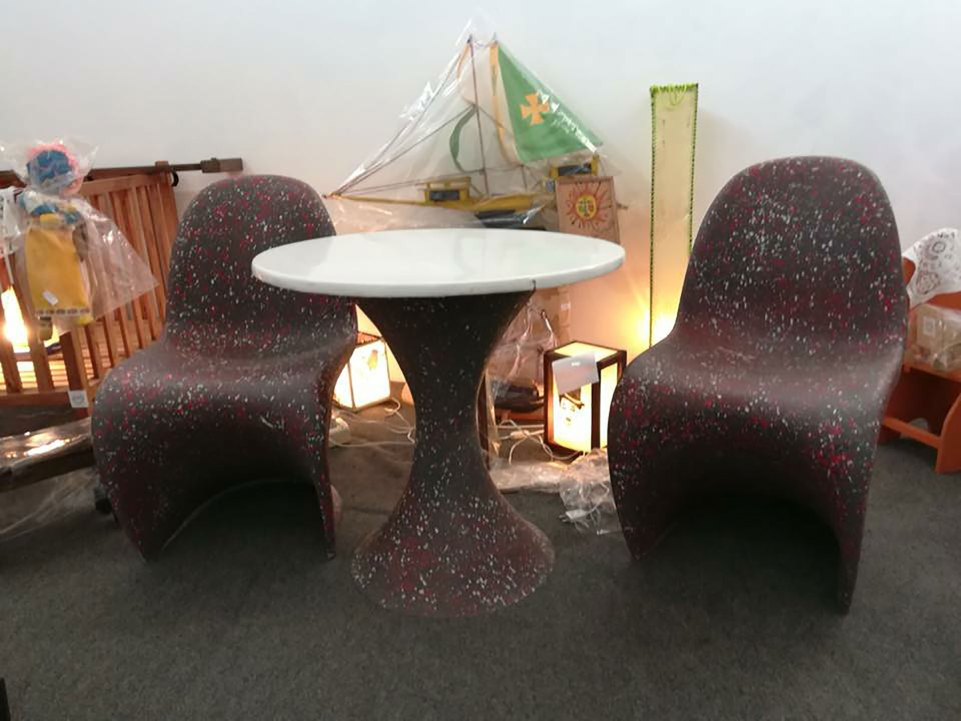 Las sillas y la mesa que hicieron los presos y donaron a la asociación