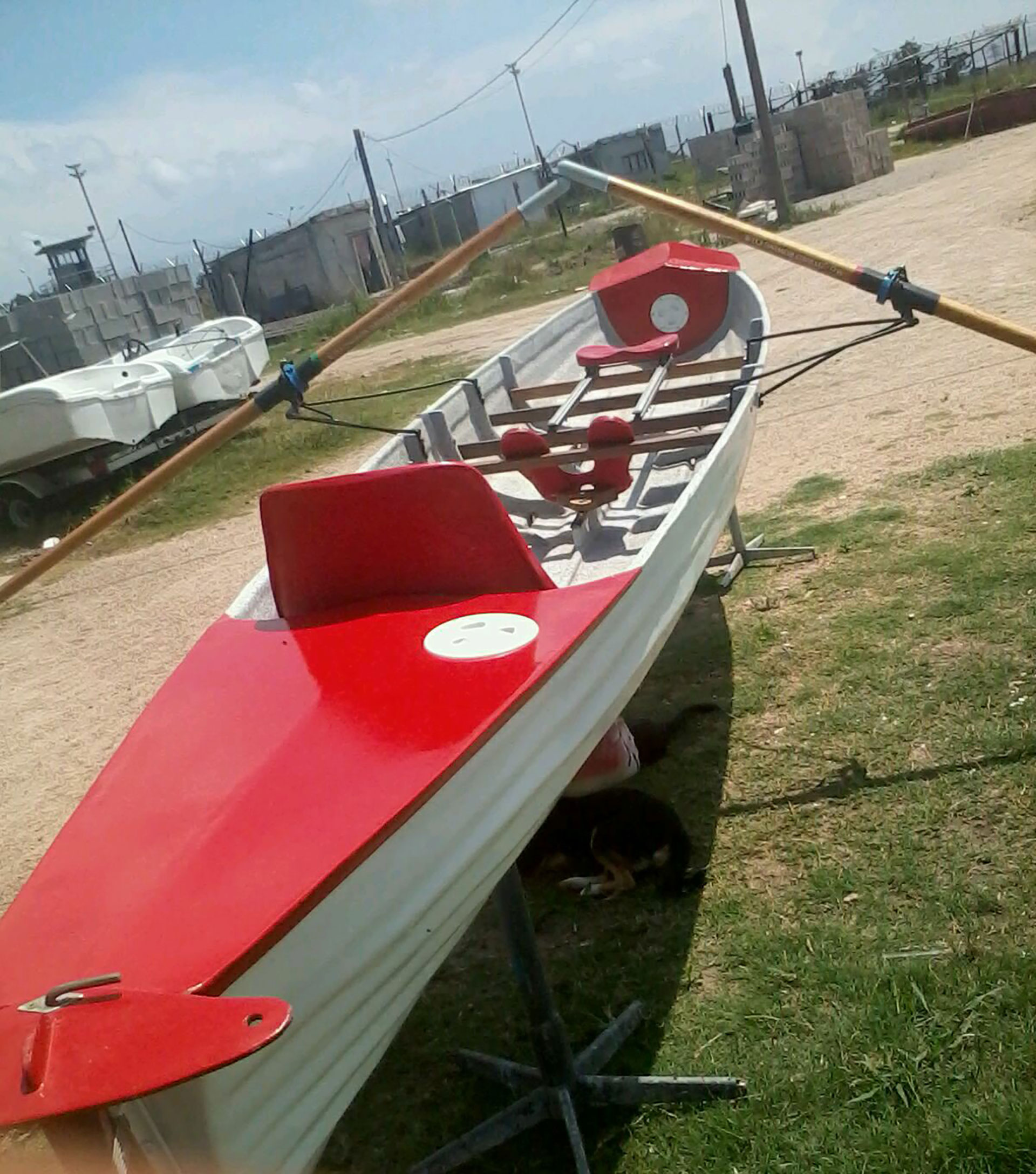 Uno de los botes que se repararon en el taller de fibra de vidrio de Punta de Rieles.