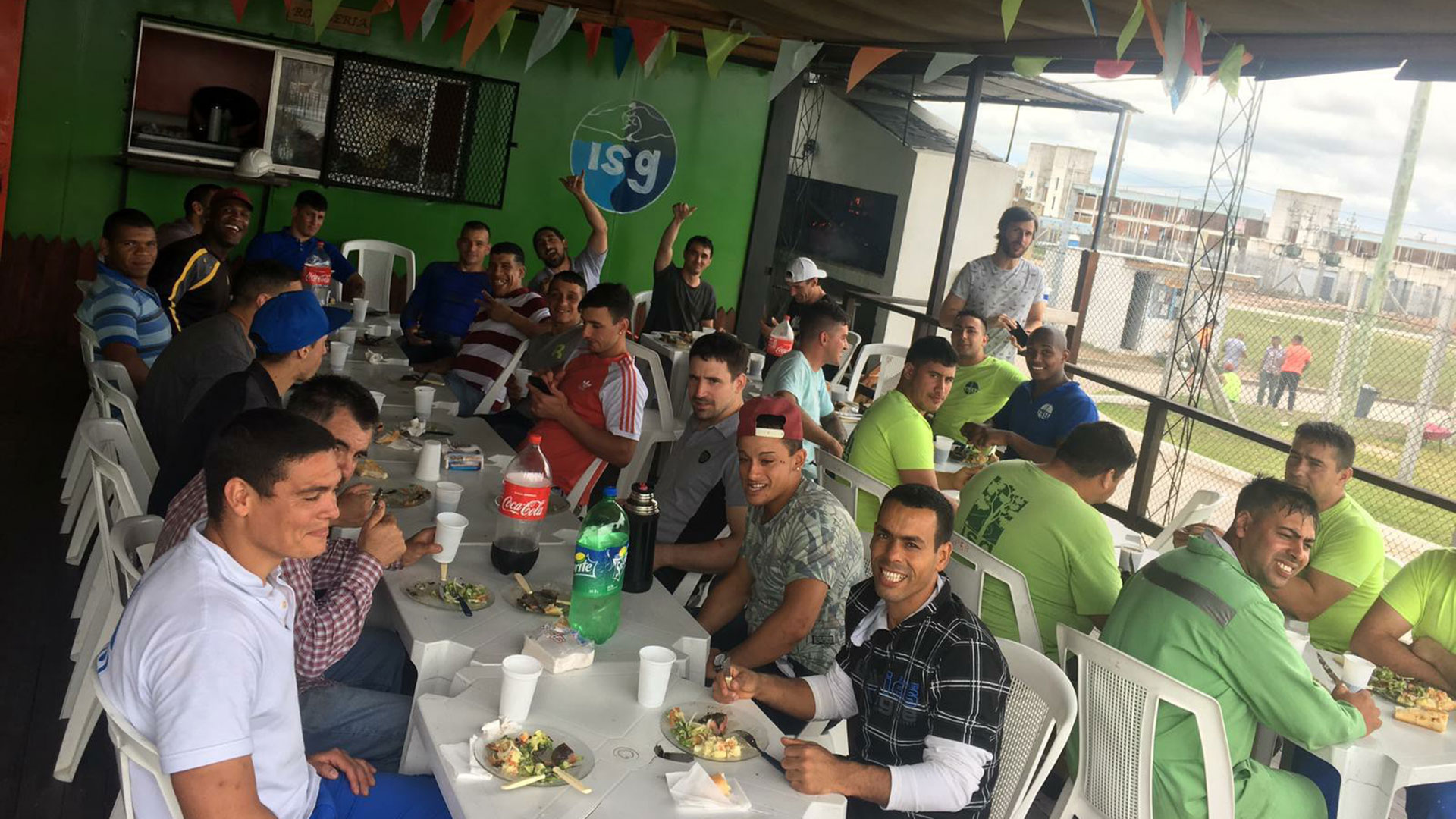 El almuerzo de festejo de fin de año de los empleados del aserradero y el supermercado de la empresa ISG.
