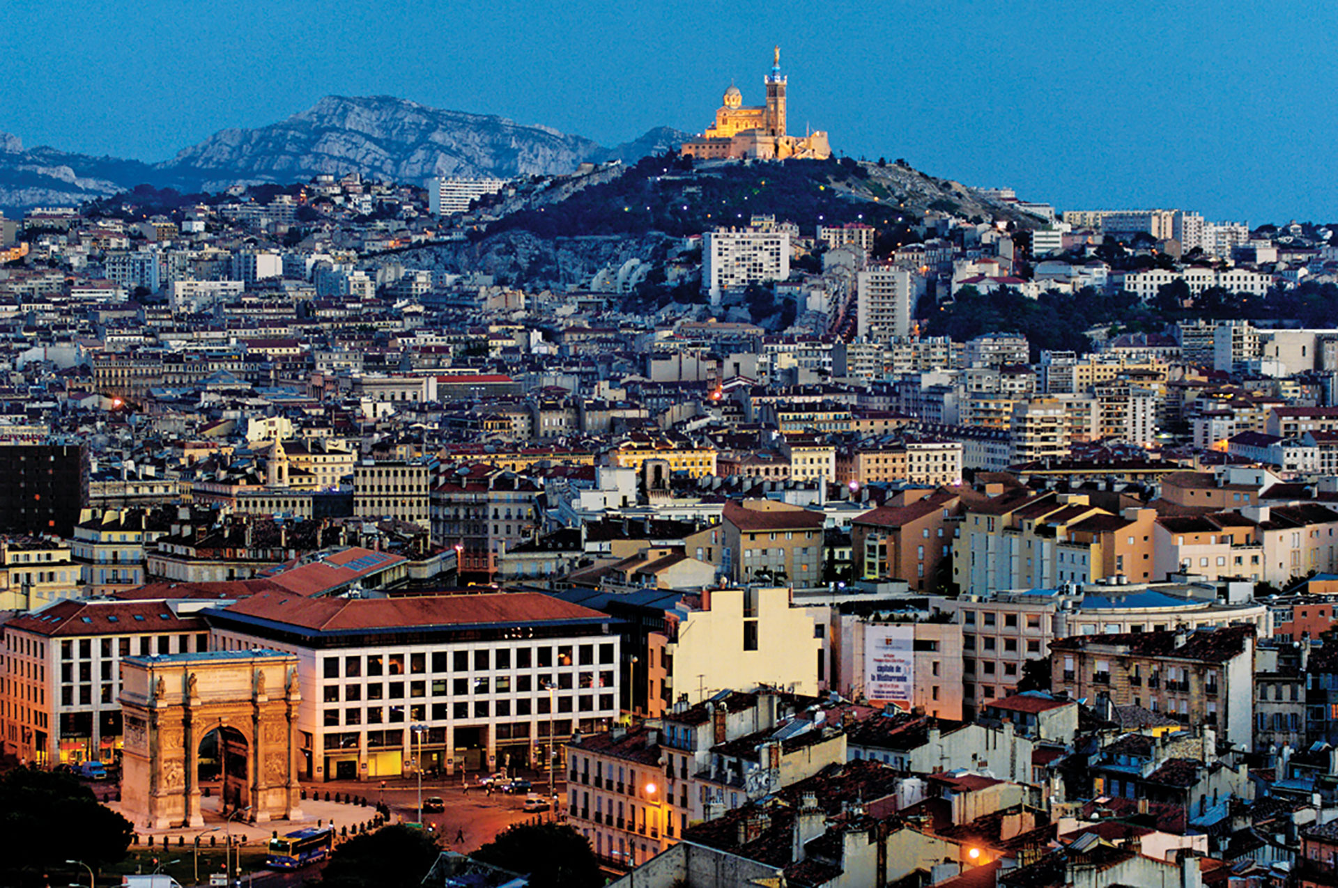 En sus paseos el viajero descubrirá el sorprendente patrimonio de esta ciudad mediterránea, del barrio histórico del Panier a los edificios del Segundo Imperio o las iglesias románicas