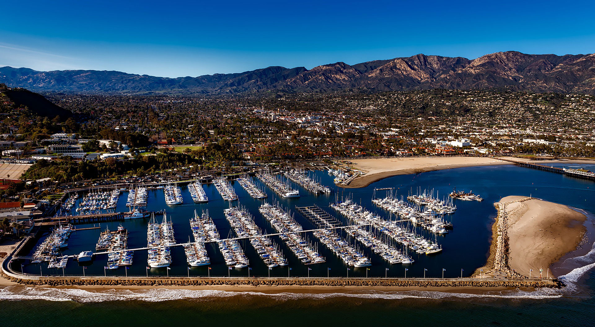 Situada a 150 kilómetros al norte de Los Ángeles, al pie de las montañas de Santa Ynez, Santa Bárbara ofrece una bella playa de características similares a la de Santa Mónica, con largo embarcadero incluido, pero con bastante menos gente