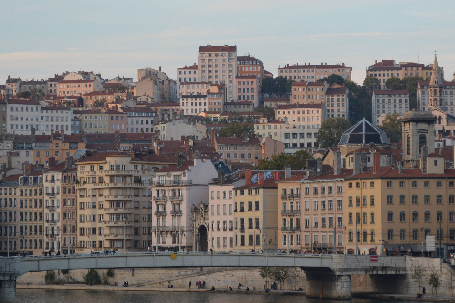 Ciudad bimilenaria y capital de la seda, segunda metrópolis de Francia, Lyon se encuentra entre los más bellos destinos urbanos de Europa