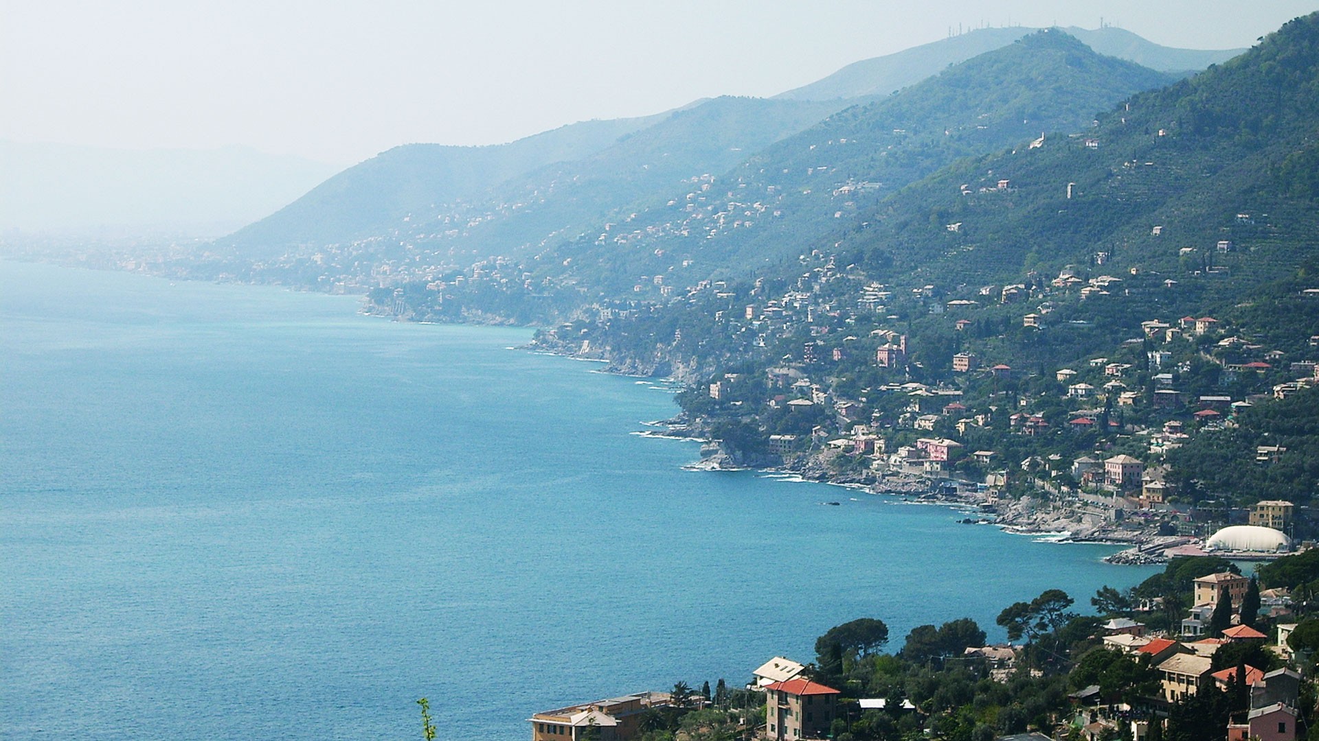 El golfo Paradiso es un pequeño golfo italiano situado en la ribera oriental del golfo de Génova en la región de Liguria