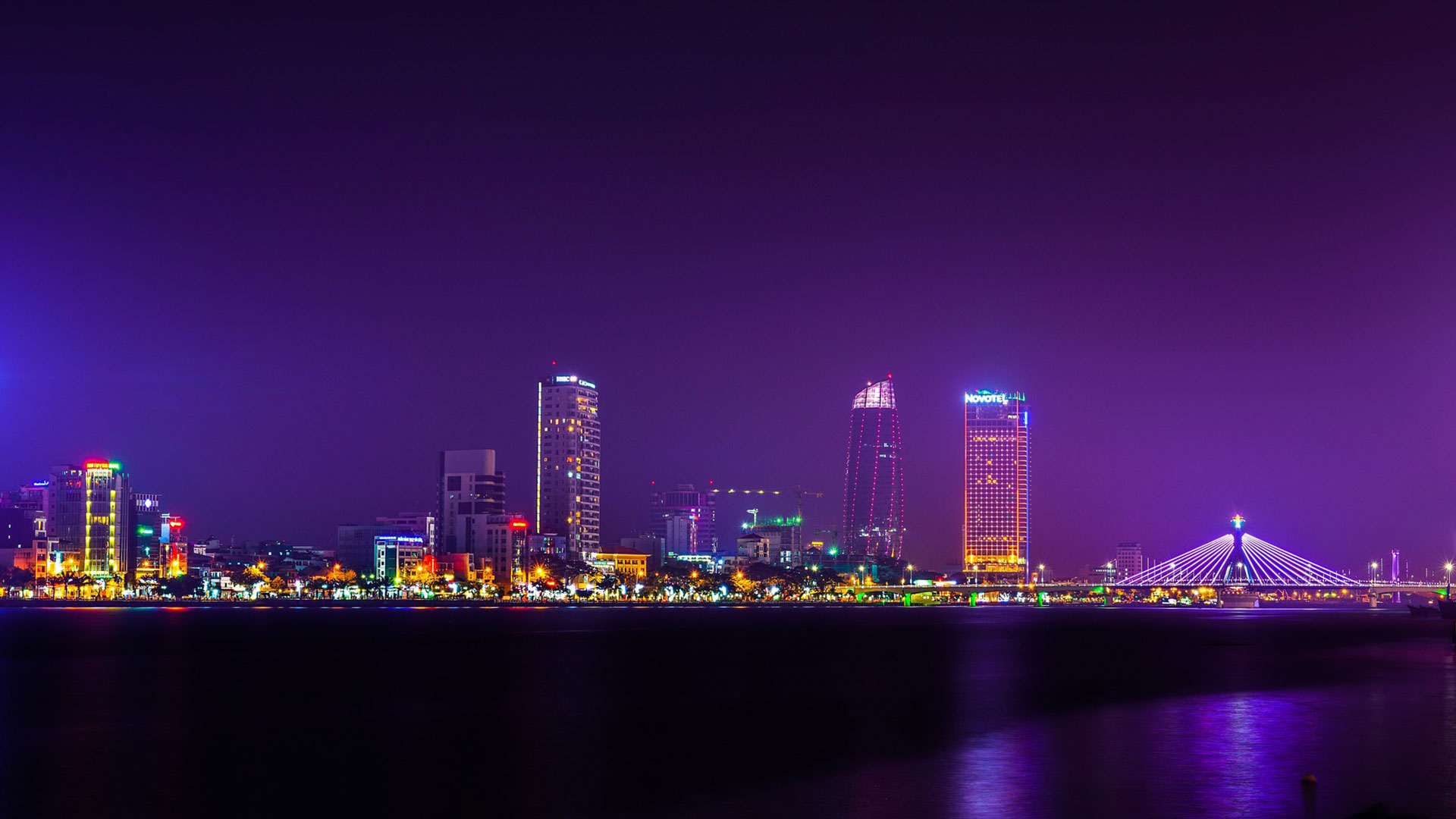 Da Nang es conocida como la capital turística del sur central de Vietnam, con una ubicación en la costa oeste que ofrece hermosos atardeceres con un impresionante telón de fondo de exuberantes montañas