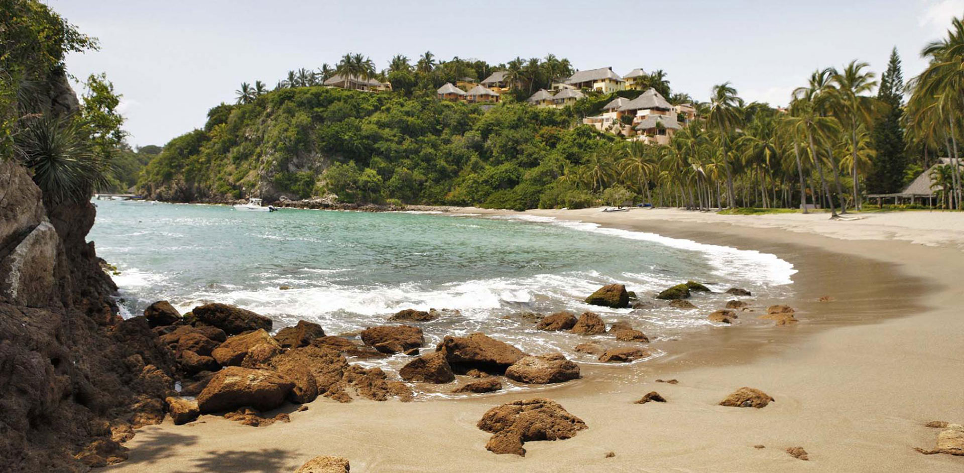 Se trata de una serie de diferentes playas, cabos y bahías de todos los tamaños y extensiones distribuidas a lo largo del Océano Pacífico en la costa occidental del estado mexicano de Jalisco
