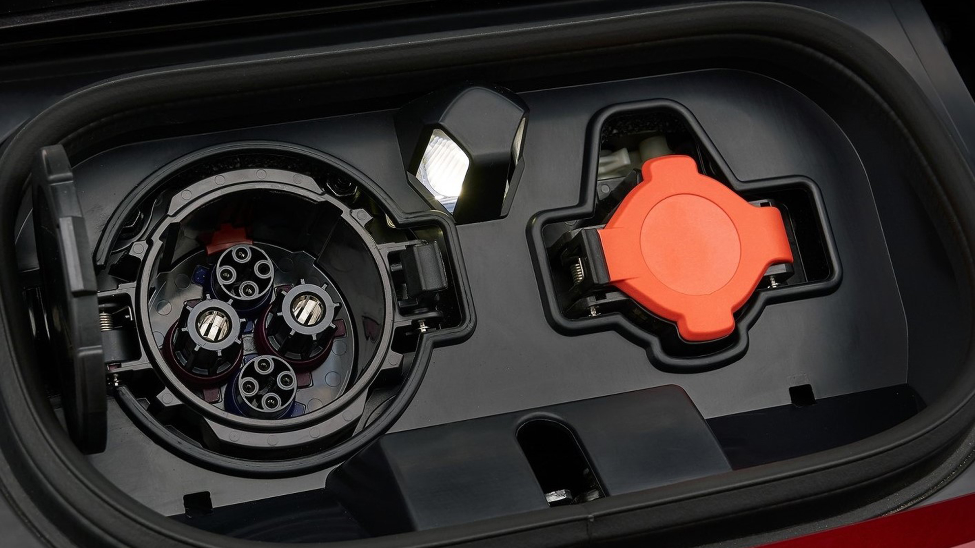Detalle del cargador de un auto eléctrico, para “llenarle” las baterías. La mayoría lo hace de noche.