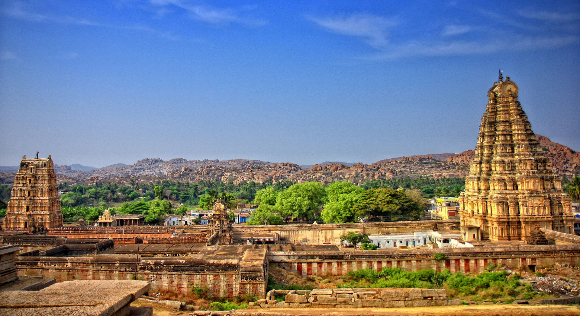 En el centro de Hampi hay cerca de 350 templos. Existen también fortificaciones, un vasto y muy elaborado sistema de irrigación, esculturas, pinturas, establos, palacios, jardines y mercados