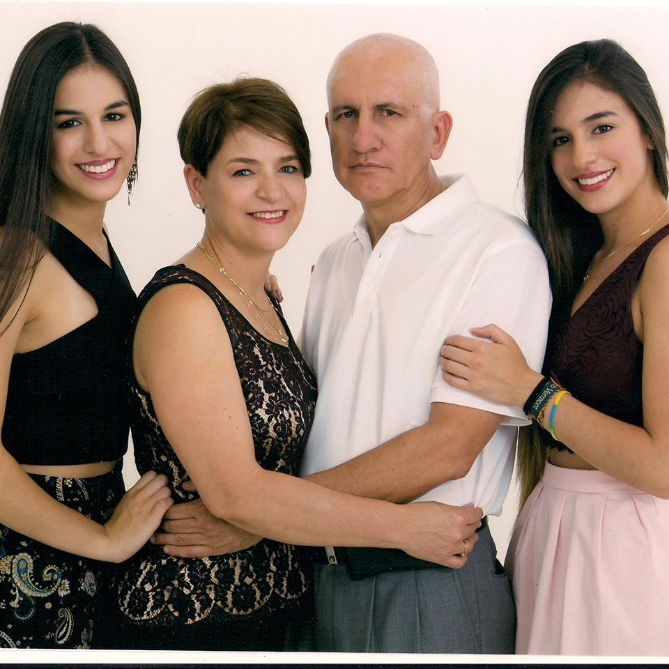 El ingeniero Carlos Mario Peña y su familia. Las gemelas Manuela y Juliana fueron bailarinas. Sus padres se conocieron en la Cruz Roja.