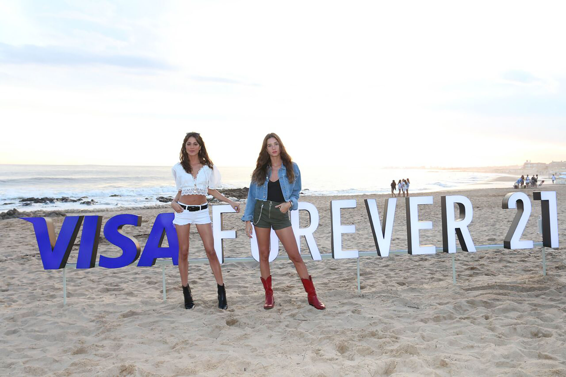 Tini Stoessel y Lucía Celasco, invitadas top al desfile en el que VISA presentó una selección de alto verano y un anticipo de la colección otoño ‘19 de Forever 21, en Punta del Este