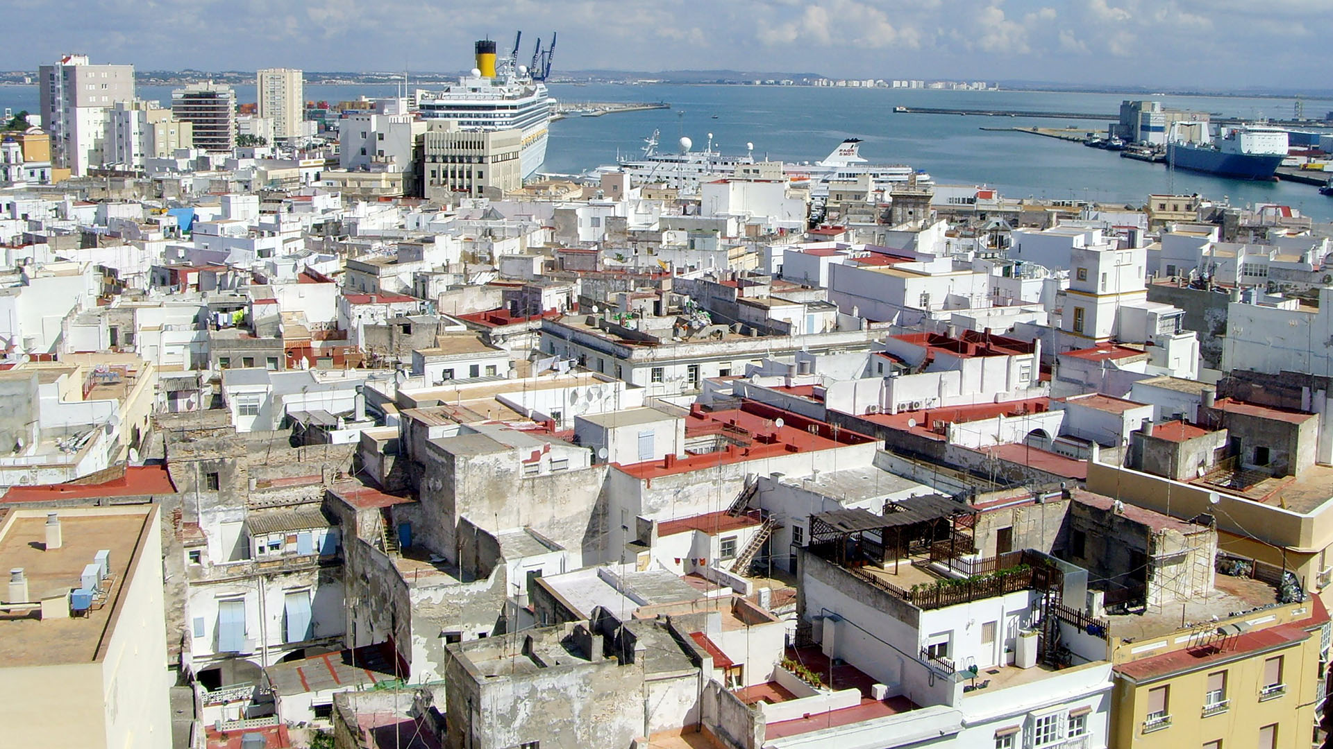 Por sus calles pasaron los fenicios, los griegos y los romanos, y cuenta con intercambio comercial desde el año 1.100
