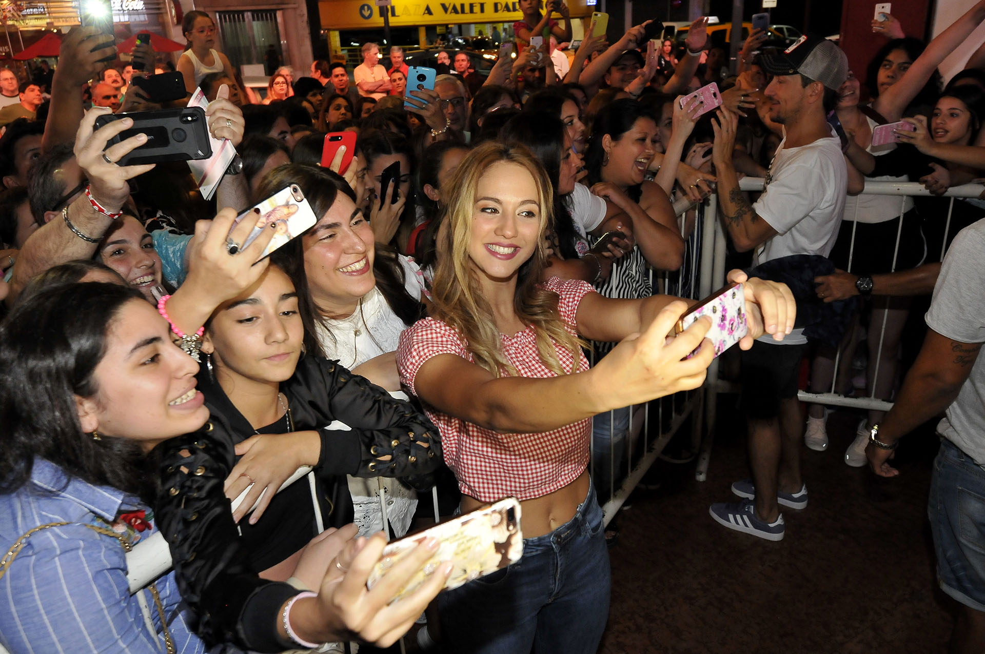 “¡Vení, vení, vení, sacate una foto…!”. Flor Vigna accede al pedido de sus fans y se toma una selfie. Sucedió al terminar la primera función de “Una noche, nada más”, que protagoniza en el Nacional con Nico Vázquez (en la foto, atrás, saludando a sus admiradoras) y Benjamín Rojas. Y ya se asoma un éxito… (Foto: Teleshow)