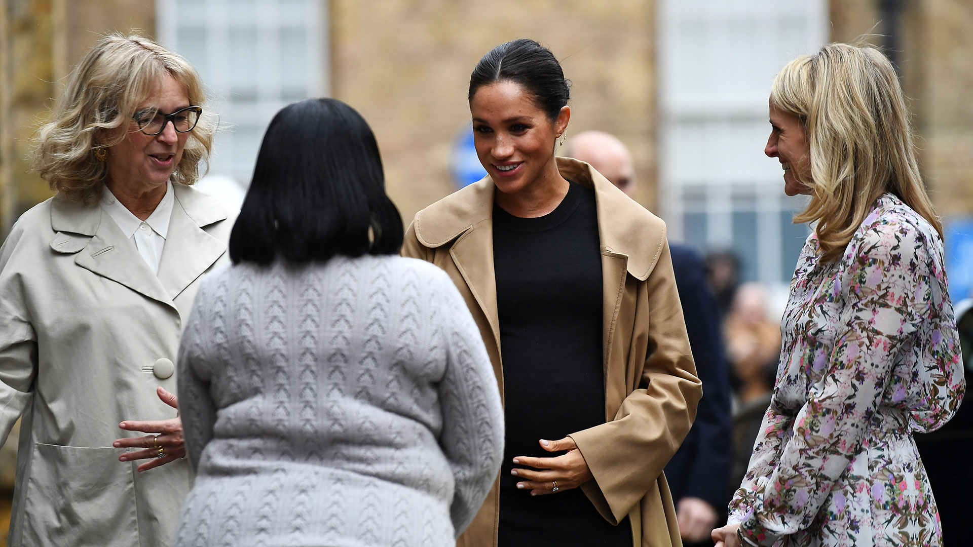 Meghan Markle junto a las directoras de Smart Work y a Patsy Wardally (AFP)